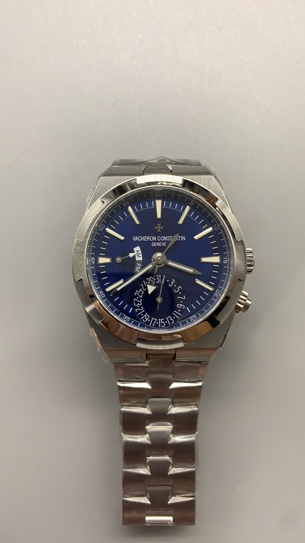 Vacheron Constantin Overseas Dual Time 7900V | 41MM | ตัวเรือนสแตนเลสสตีล | ฟังก์ชันเวลา 2 เขต | หน้าปัดสีน้ำเงิน | กลไกอัตโนมัติ Cal.5110 DT