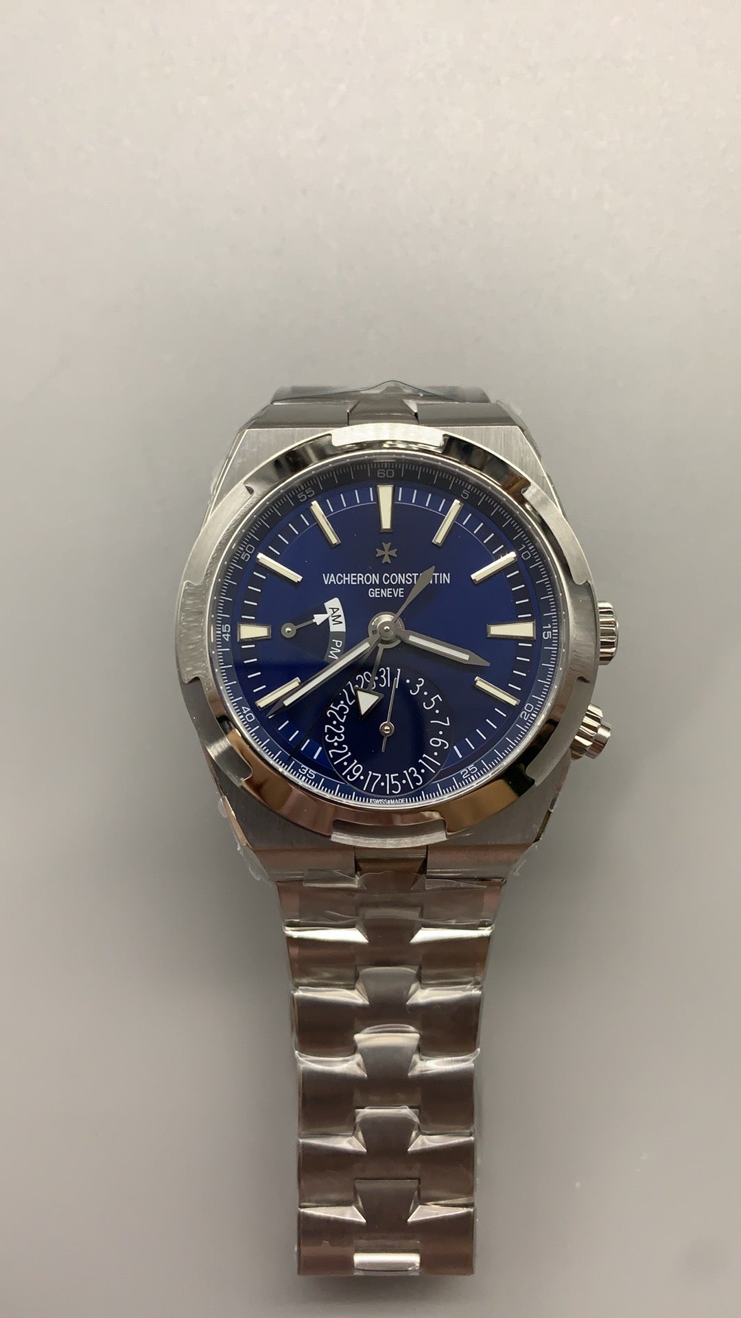 Vacheron Constantin Overseas Dual Time 7900V | 41MM | ตัวเรือนสแตนเลสสตีล | ฟังก์ชันเวลา 2 เขต | หน้าปัดสีน้ำเงิน | กลไกอัตโนมัติ Cal.5110 DT