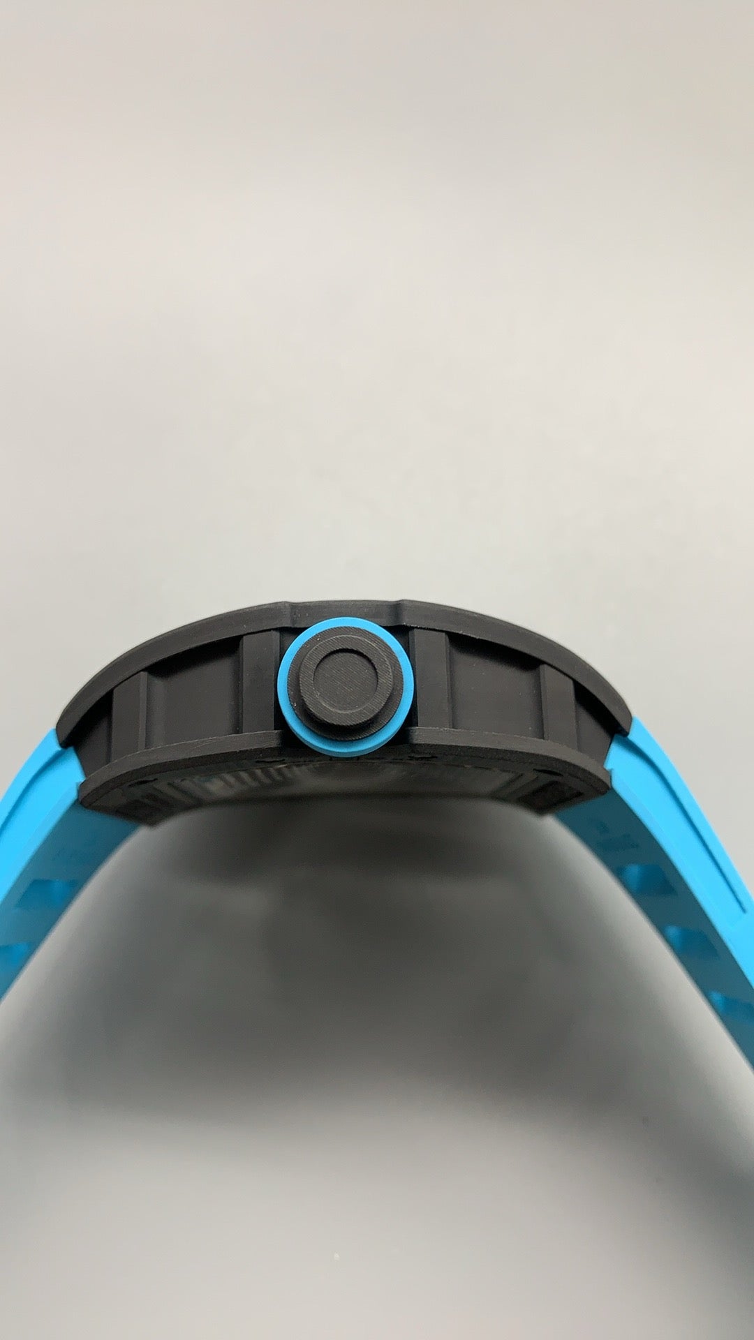 Richard Mille RM055 | 42MM | ตัวเรือนคาร์บอนไฟเบอร์ NTPT + โครงไทเทเนียม | หน้าปัดสเกเลตัน | กลไกไขลานมือ RMUL2