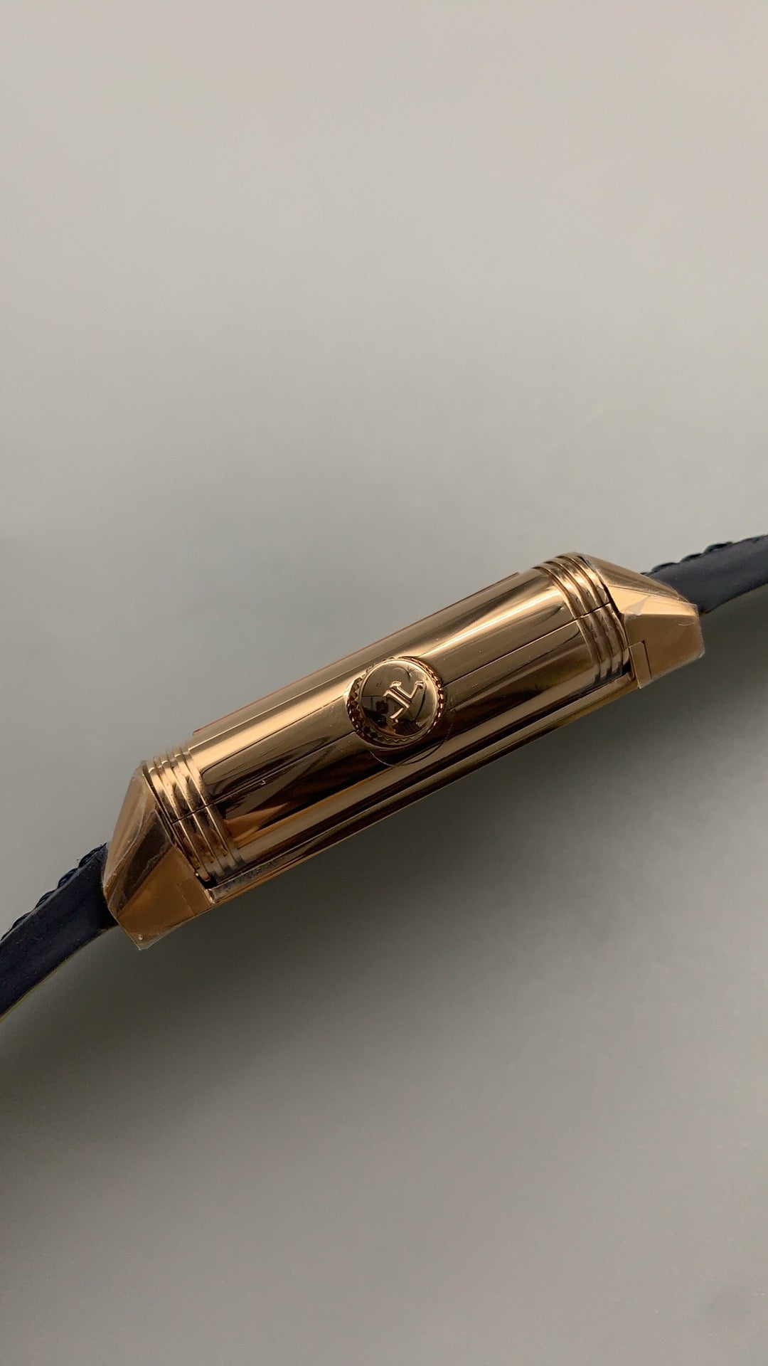 Jaeger-LeCoultre Reverso Classic Small Seconds | 45.6×27.4MM | ตัวเรือนสแตนเลสสตีล | กลไกไขลาน | หน้าปัดสีน้ำเงิน | สายหนังจระเข้สีน้ำเงิน | ฟังก์ชันวินาทีขนาดเล็ก