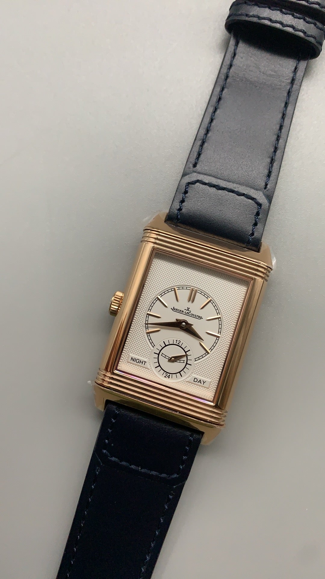Jaeger-LeCoultre Reverso Classic Small Seconds | 45.6×27.4MM | ตัวเรือนสแตนเลสสตีล | กลไกไขลาน | หน้าปัดสีน้ำเงิน | สายหนังจระเข้สีน้ำเงิน | ฟังก์ชันวินาทีขนาดเล็ก