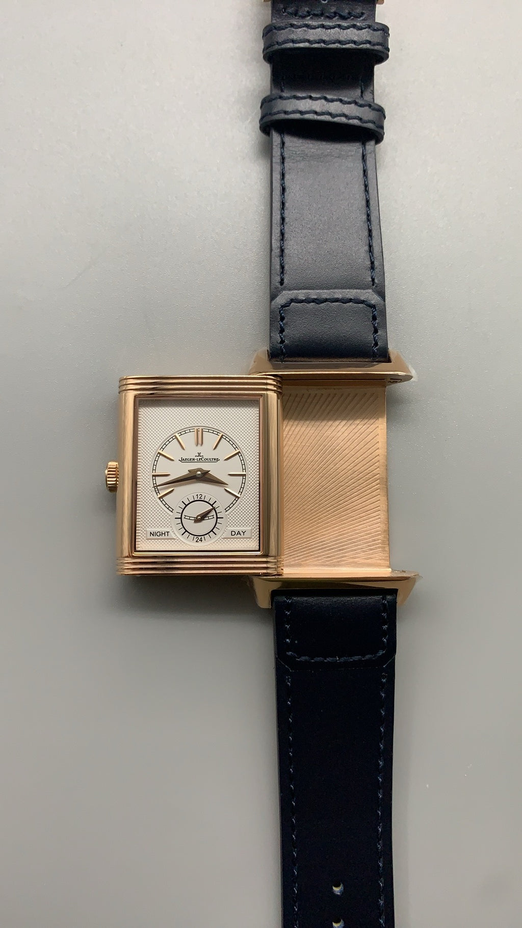 Jaeger-LeCoultre Reverso Classic Small Seconds | 45.6×27.4MM | ตัวเรือนสแตนเลสสตีล | กลไกไขลาน | หน้าปัดสีน้ำเงิน | สายหนังจระเข้สีน้ำเงิน | ฟังก์ชันวินาทีขนาดเล็ก