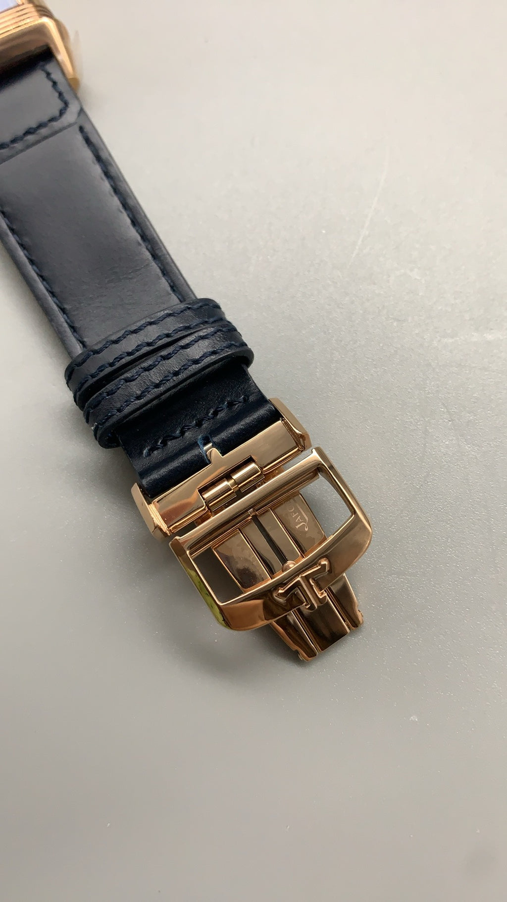 Jaeger-LeCoultre Reverso Classic Small Seconds | 45.6×27.4MM | ตัวเรือนสแตนเลสสตีล | กลไกไขลาน | หน้าปัดสีน้ำเงิน | สายหนังจระเข้สีน้ำเงิน | ฟังก์ชันวินาทีขนาดเล็ก