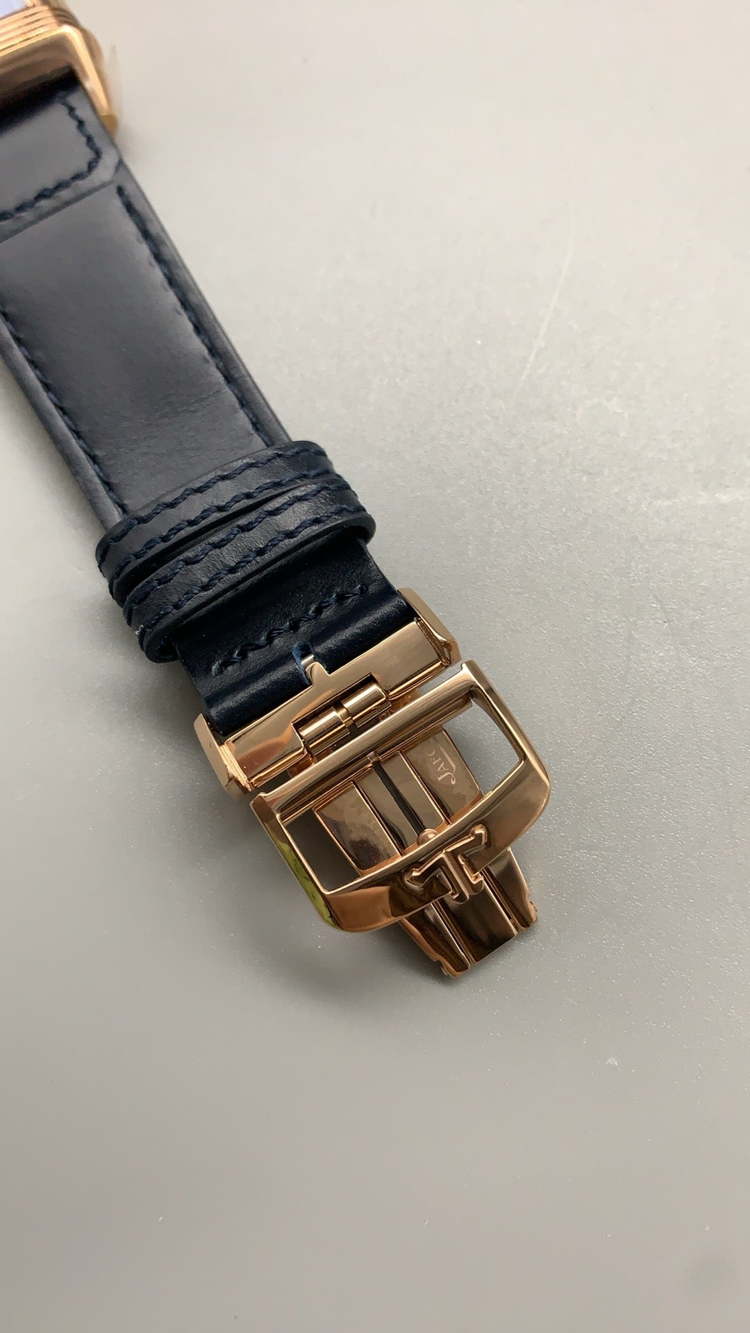 Jaeger-LeCoultre Reverso Classic Small Seconds | 45.6×27.4MM | ตัวเรือนสแตนเลสสตีล | กลไกไขลาน | หน้าปัดสีน้ำเงิน | สายหนังจระเข้สีน้ำเงิน | ฟังก์ชันวินาทีขนาดเล็ก