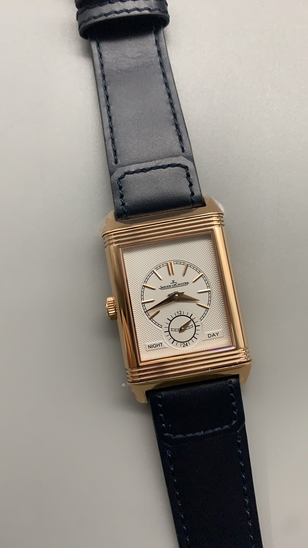 Jaeger-LeCoultre Reverso Classic Small Seconds | 45.6×27.4MM | ตัวเรือนสแตนเลสสตีล | กลไกไขลาน | หน้าปัดสีน้ำเงิน | สายหนังจระเข้สีน้ำเงิน | ฟังก์ชันวินาทีขนาดเล็ก