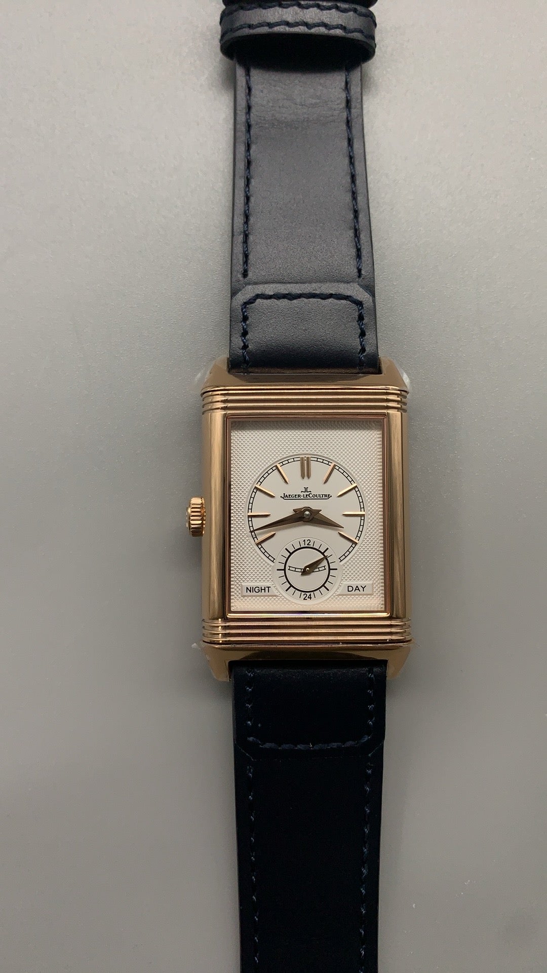 Jaeger-LeCoultre Reverso Classic Small Seconds | 45.6×27.4MM | ตัวเรือนสแตนเลสสตีล | กลไกไขลาน | หน้าปัดสีน้ำเงิน | สายหนังจระเข้สีน้ำเงิน | ฟังก์ชันวินาทีขนาดเล็ก
