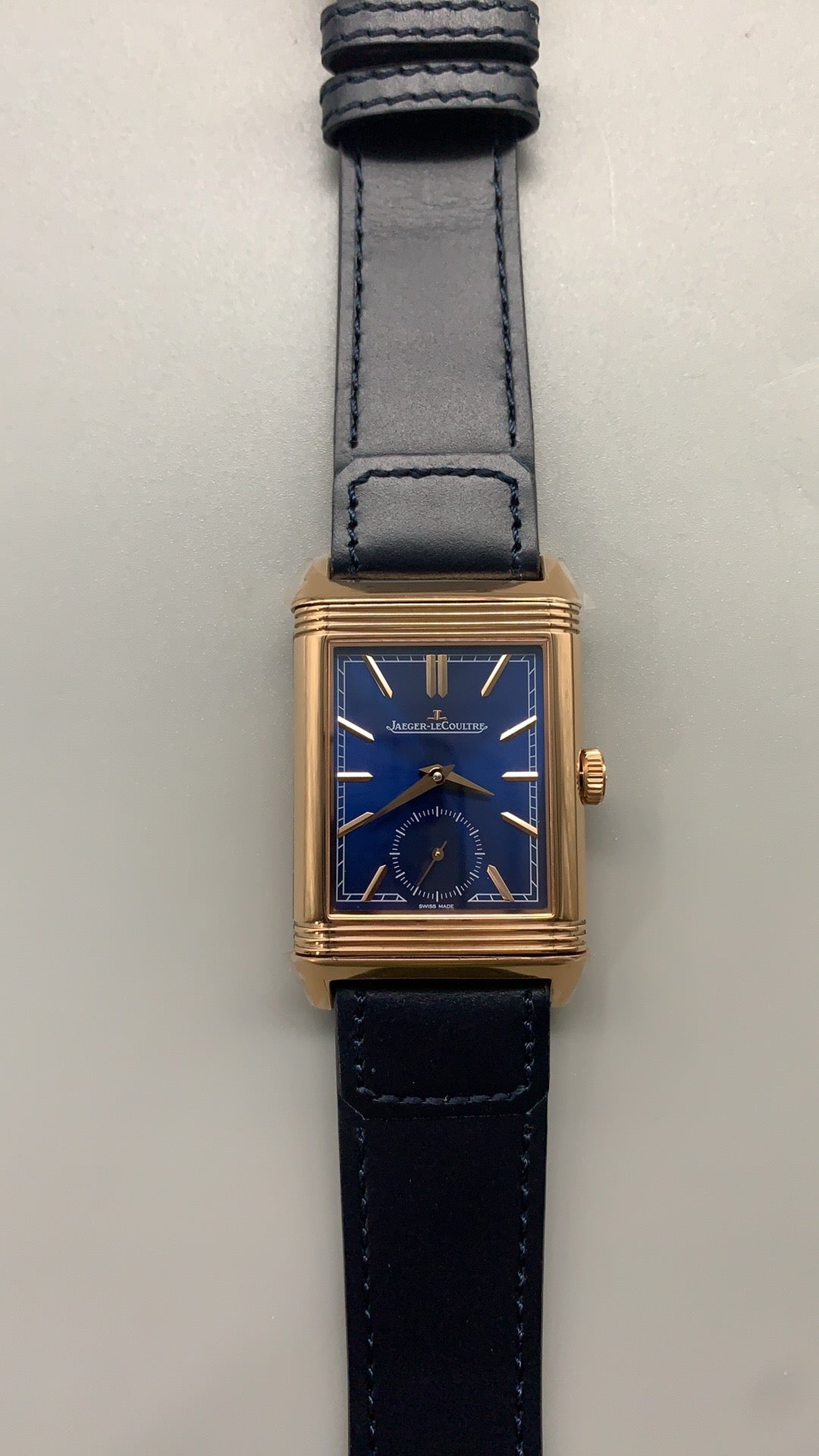 Jaeger-LeCoultre Reverso Classic Small Seconds | 45.6×27.4MM | ตัวเรือนสแตนเลสสตีล | กลไกไขลาน | หน้าปัดสีน้ำเงิน | สายหนังจระเข้สีน้ำเงิน | ฟังก์ชันวินาทีขนาดเล็ก