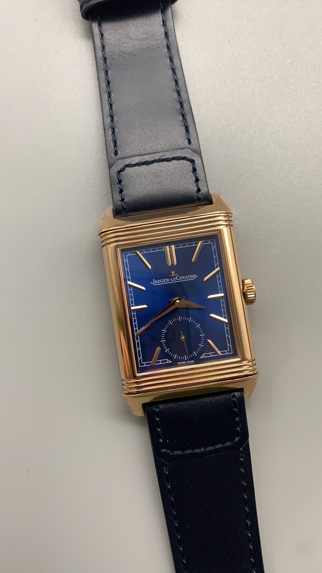Jaeger-LeCoultre Reverso Classic Small Seconds | 45.6×27.4MM | ตัวเรือนสแตนเลสสตีล | กลไกไขลาน | หน้าปัดสีน้ำเงิน | สายหนังจระเข้สีน้ำเงิน | ฟังก์ชันวินาทีขนาดเล็ก