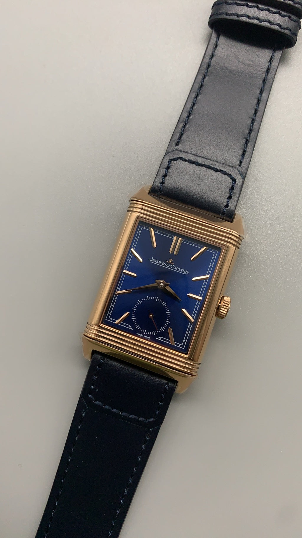 Jaeger-LeCoultre Reverso Classic Small Seconds | 45.6×27.4MM | ตัวเรือนสแตนเลสสตีล | กลไกไขลาน | หน้าปัดสีน้ำเงิน | สายหนังจระเข้สีน้ำเงิน | ฟังก์ชันวินาทีขนาดเล็ก