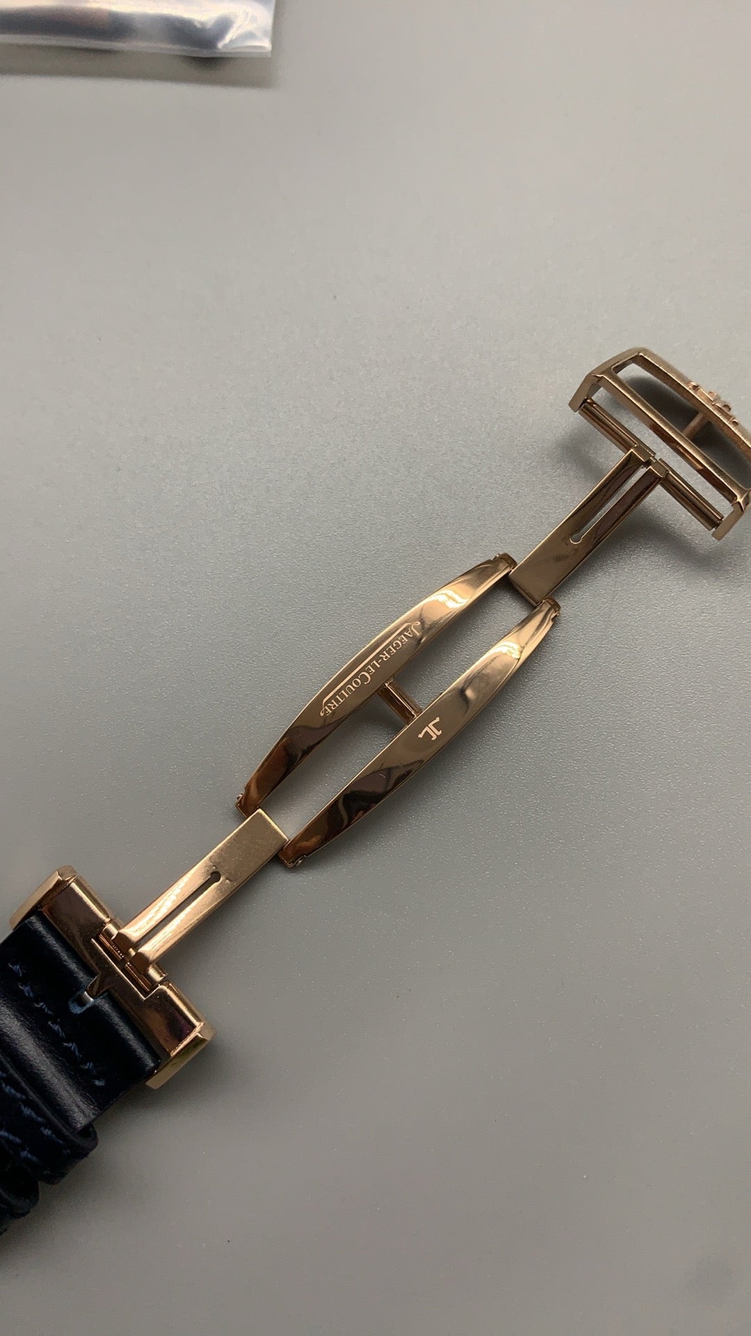 Jaeger-LeCoultre Reverso Classic Small Seconds | 45.6×27.4MM | ตัวเรือนสแตนเลสสตีล | กลไกไขลาน | หน้าปัดสีน้ำเงิน | สายหนังจระเข้สีน้ำเงิน | ฟังก์ชันวินาทีขนาดเล็ก