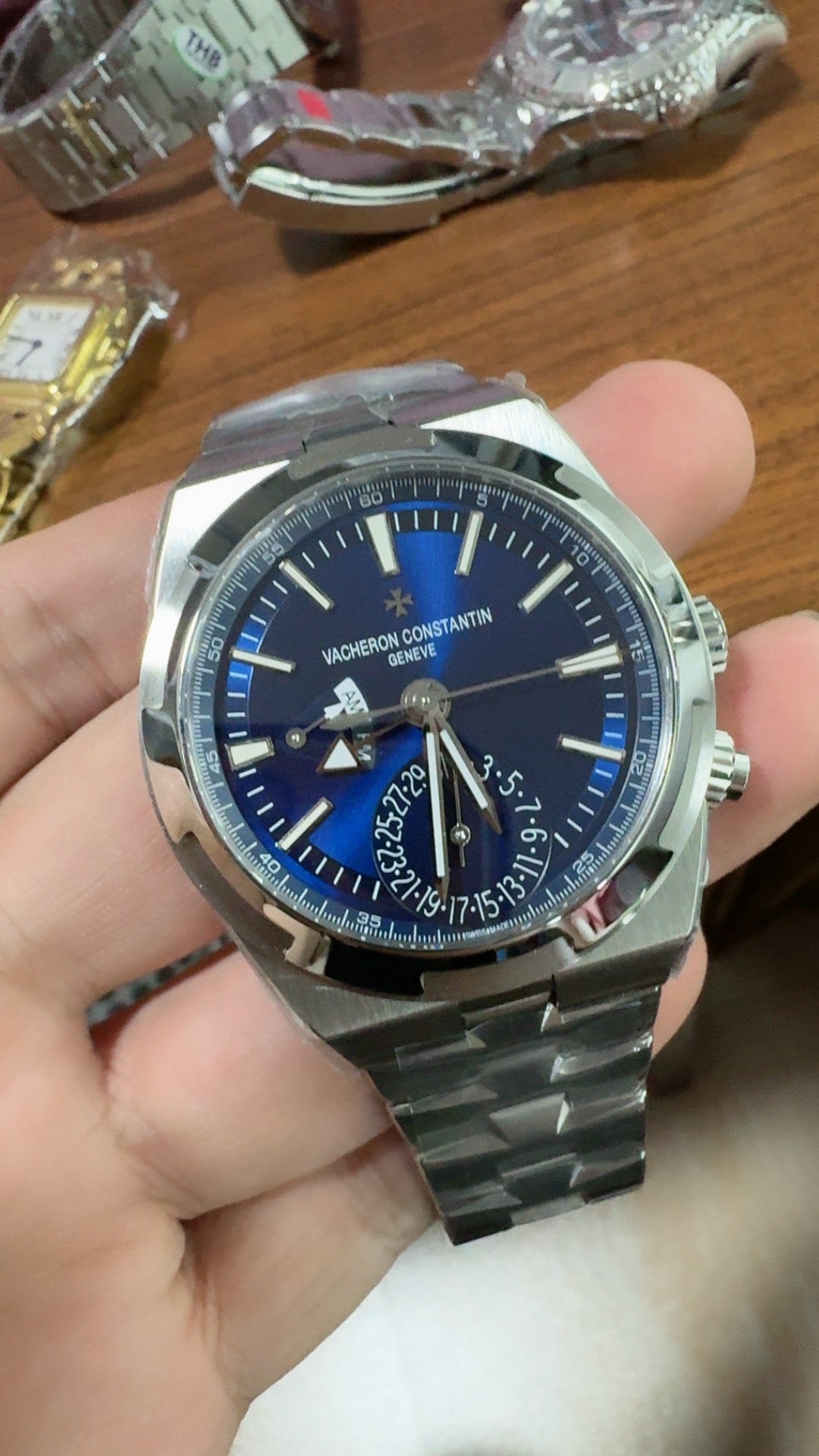 Vacheron Constantin Overseas Dual Time 7900V | 41MM | ตัวเรือนสแตนเลสสตีล | ฟังก์ชันเวลา 2 เขต | หน้าปัดสีน้ำเงิน | กลไกอัตโนมัติ Cal.5110 DT