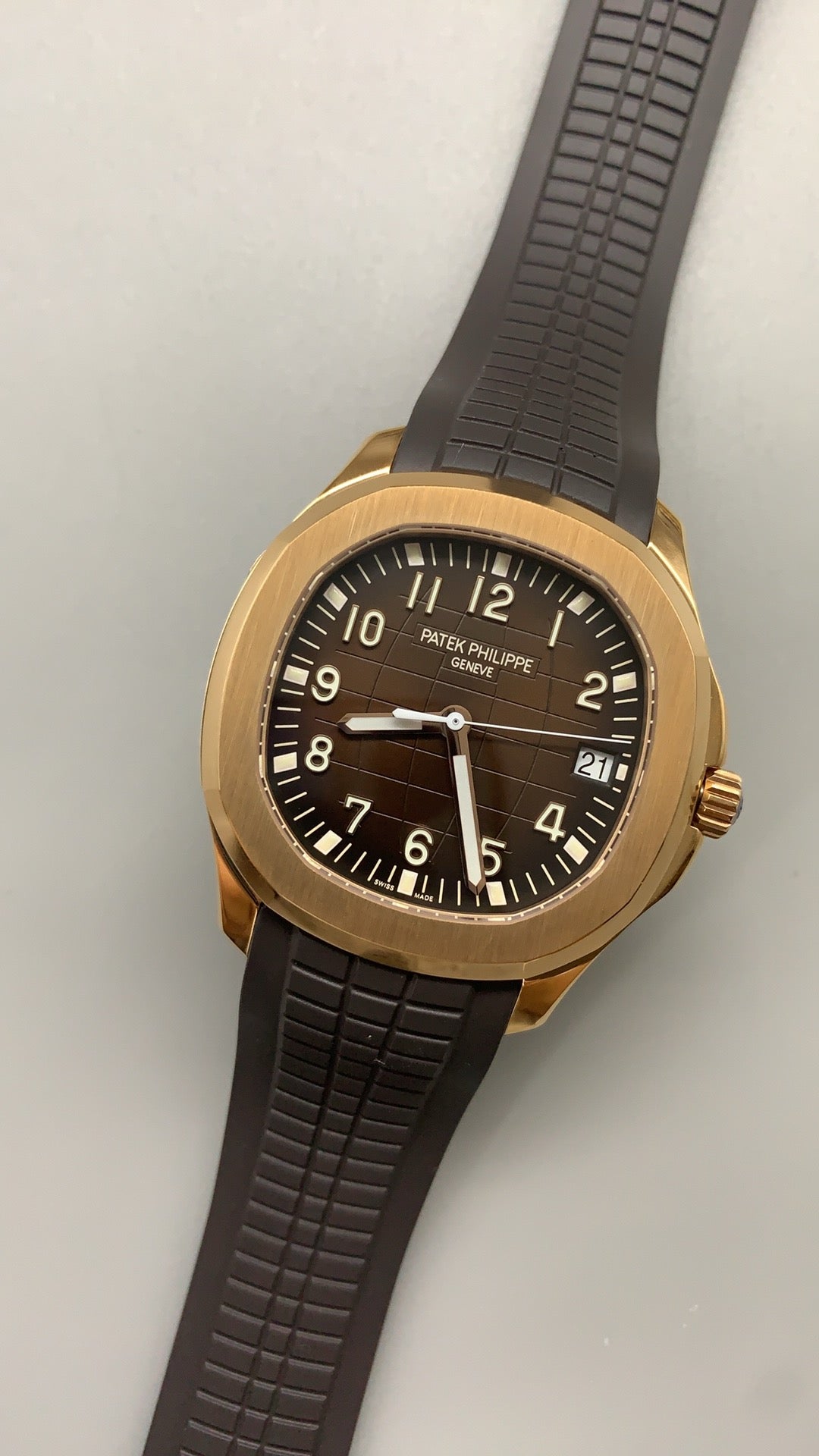 Patek Philippe Aquanaut 5167 | 40MM | ตัวเรือนสแตนเลสเคลือบสีโรสโกลด์ PVD | หน้าปัดสีน้ำตาล | สายยาง | กลไกอัตโนมัติ Cal.324 S C