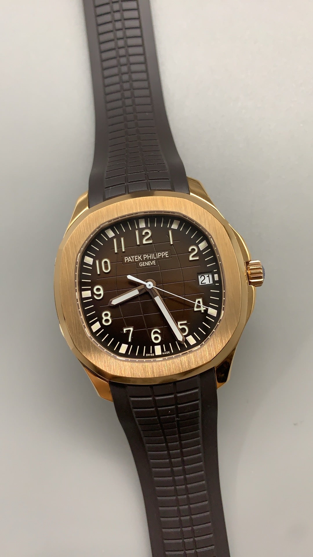 Patek Philippe Aquanaut 5167 | 40MM | ตัวเรือนสแตนเลสเคลือบสีโรสโกลด์ PVD | หน้าปัดสีน้ำตาล | สายยาง | กลไกอัตโนมัติ Cal.324 S C