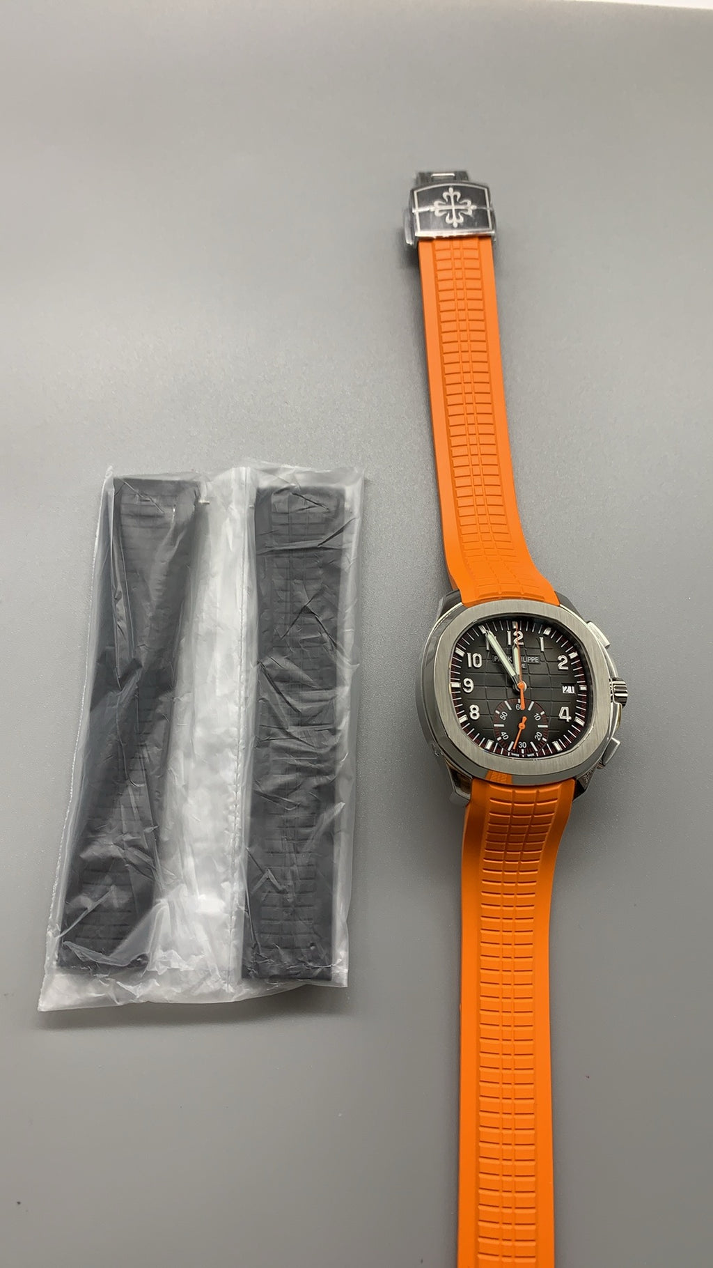 Patek Philippe Aquanaut 5968A | 42.2MM | หน้าปัดสีดำแต้มส้ม | สายยางสีส้ม | โครโนกราฟจับเวลา | กลไกอัตโนมัติ Cal.CH 28-520 C