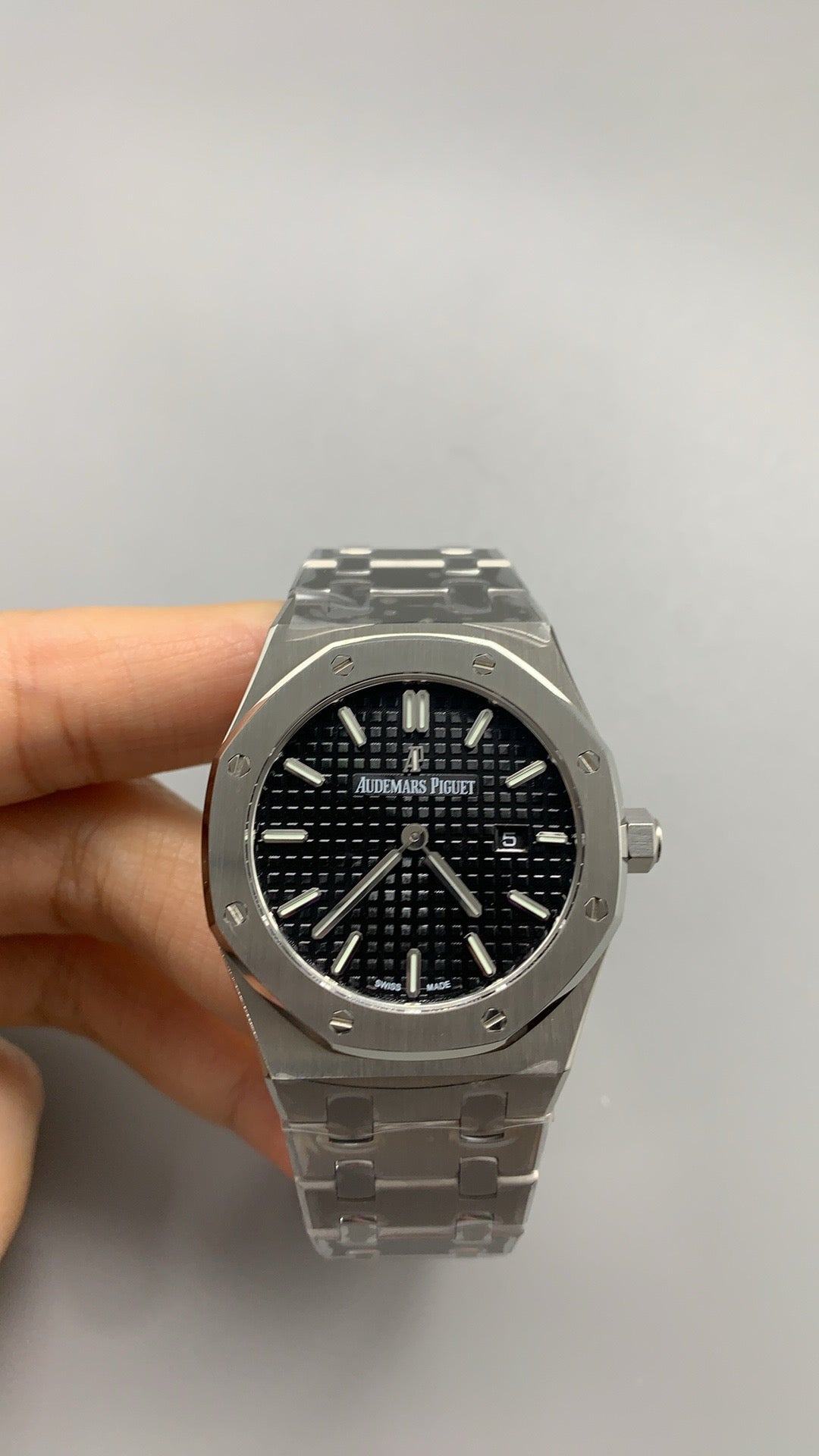 Audemars Piguet Royal Oak 33MM | ตัวเรือนสแตนเลสสตีล | ระบบควอทซ์ (Quartz) | หน้าปัดคลาสสิก | เหมาะสำหรับสุภาพสตรี