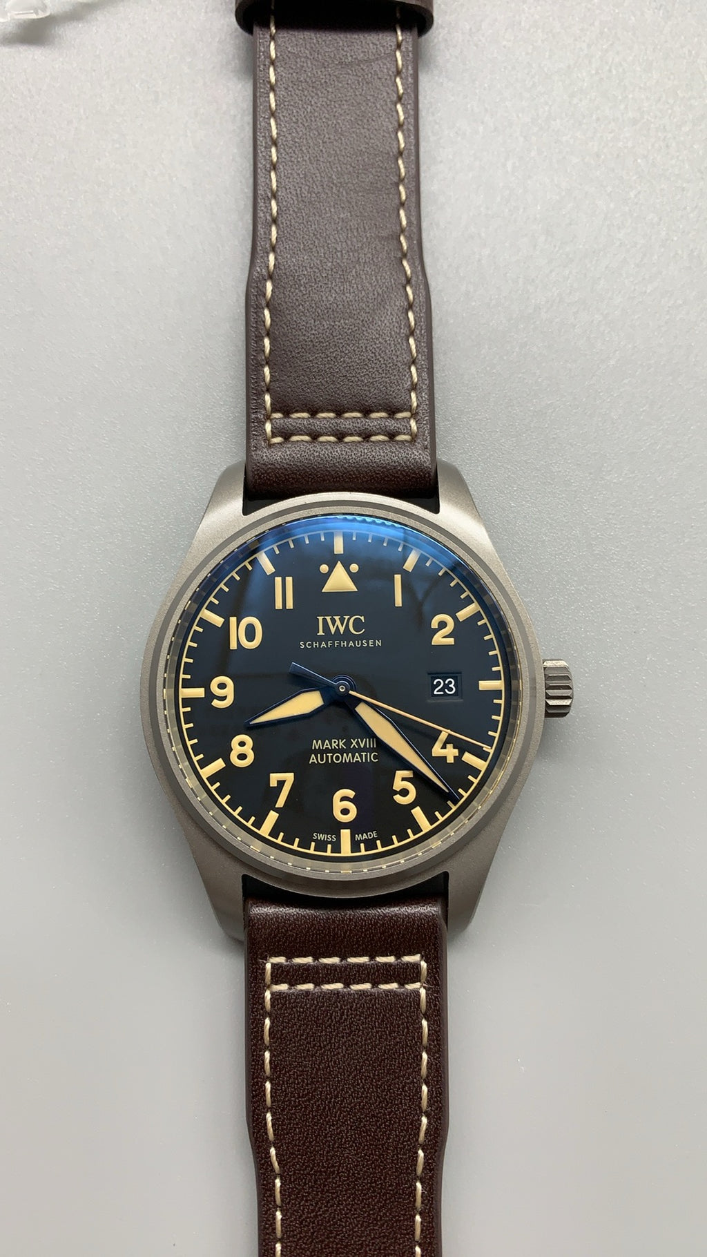 IWC Pilot's Watch Mark XVIII Heritage | 40MM | ตัวเรือนไทเทเนียม | ฟังก์ชันวันที่ | หน้าปัดสีน้ำตาล | สายหนังวัวสีน้ำตาล | กลไกอัตโนมัติ Cal.35111