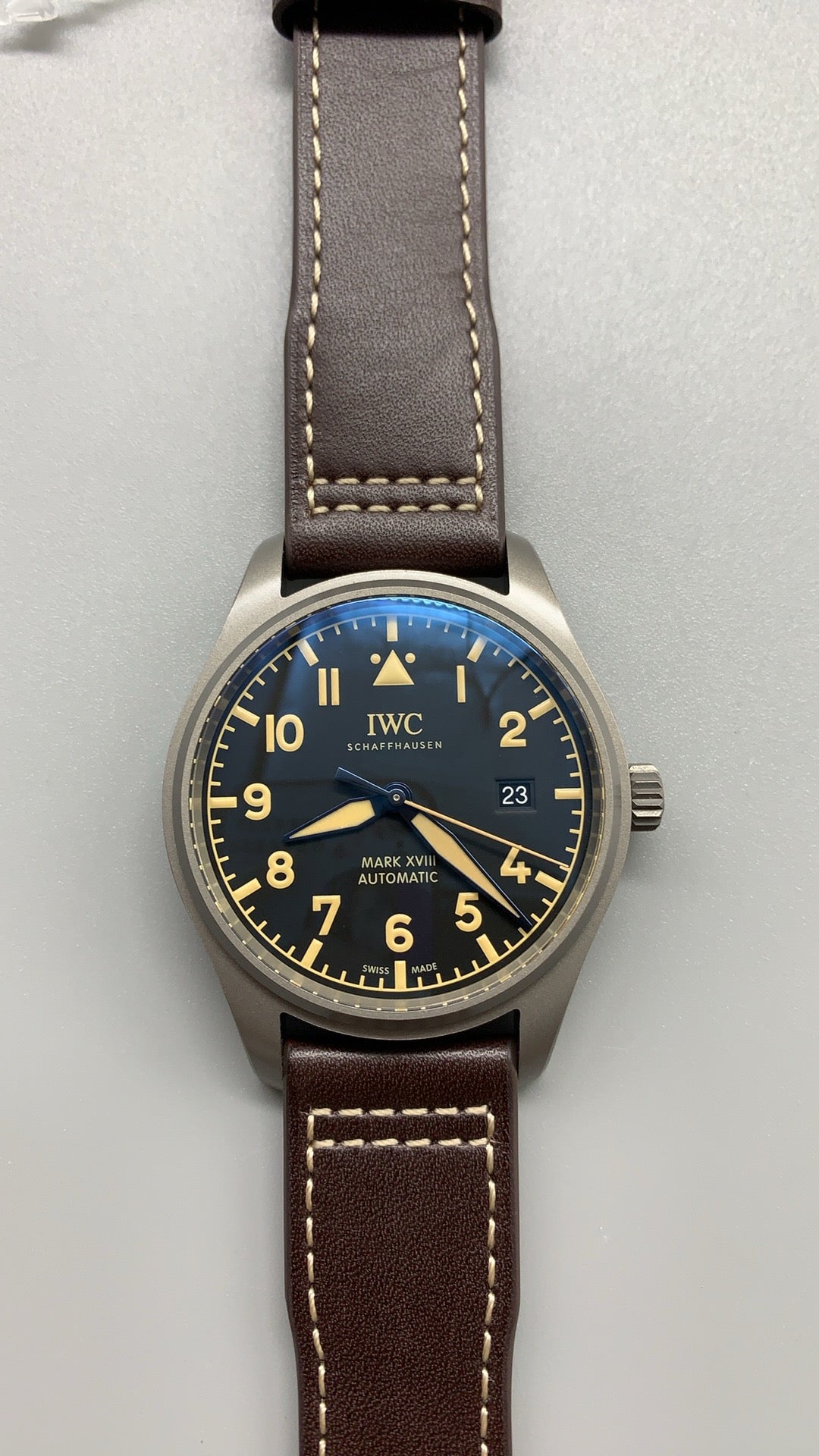 IWC Pilot's Watch Mark XVIII Heritage | 40MM | ตัวเรือนไทเทเนียม | ฟังก์ชันวันที่ | หน้าปัดสีน้ำตาล | สายหนังวัวสีน้ำตาล | กลไกอัตโนมัติ Cal.35111