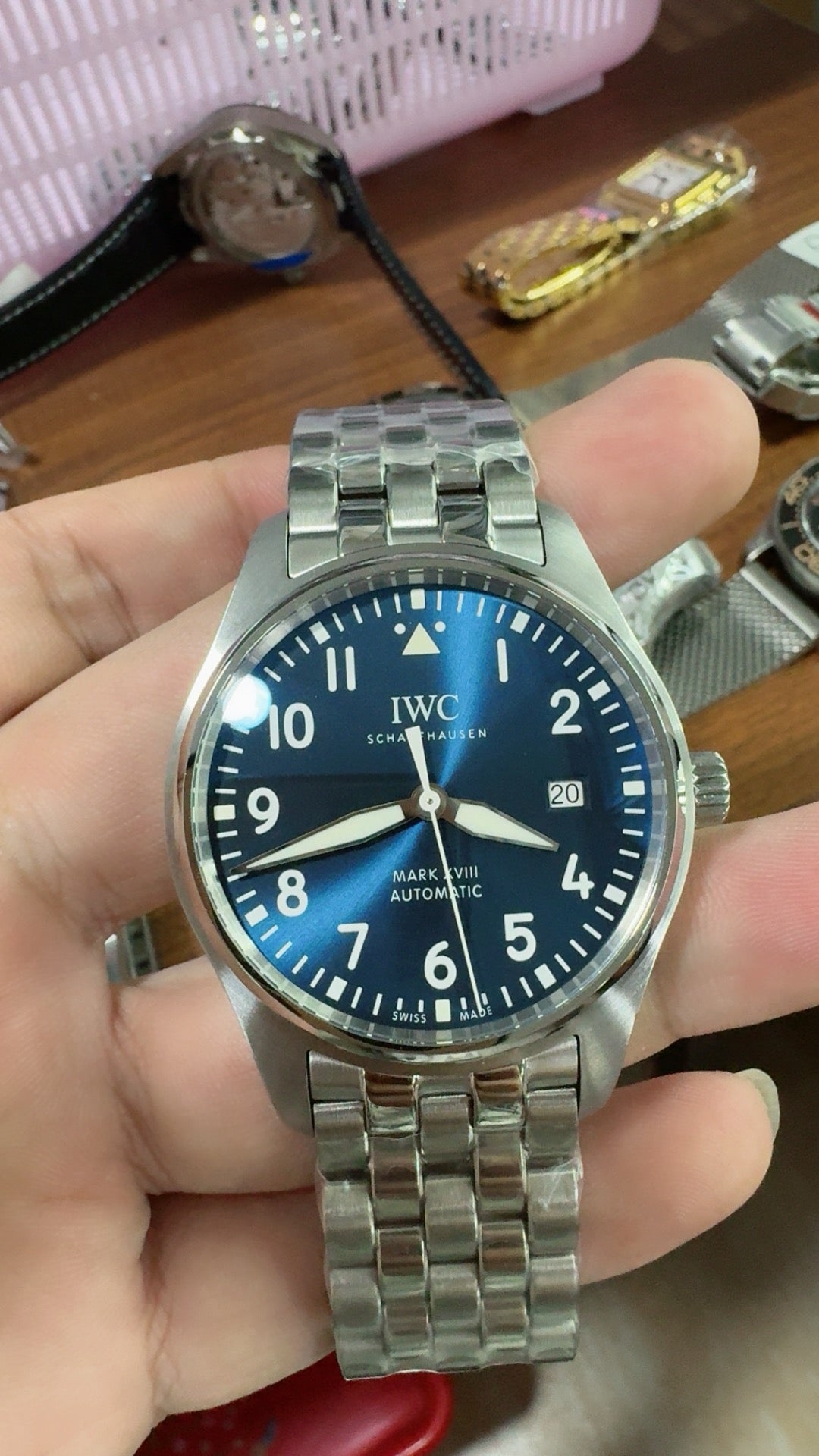 IWC Pilot's Watch Mark XVIII | 40MM | ตัวเรือนสแตนเลสสตีล | ฟังก์ชันวันที่ | หน้าปัดสีดำ | สายหนังวัวสีดำ | กลไกอัตโนมัติ Cal.35111