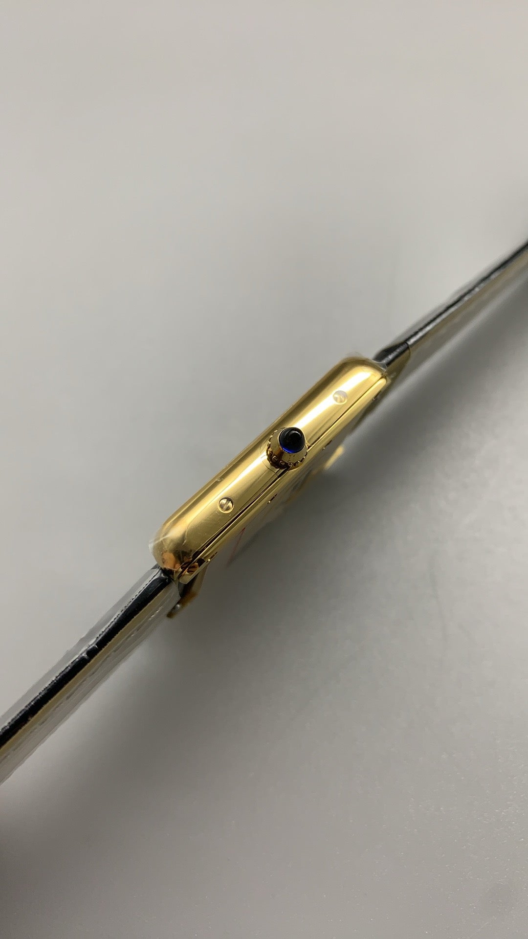 Cartier Tank Must de Cartier | ขนาดกลาง 33×25 มม. | สีโกลด์ | อัตโนมัติ