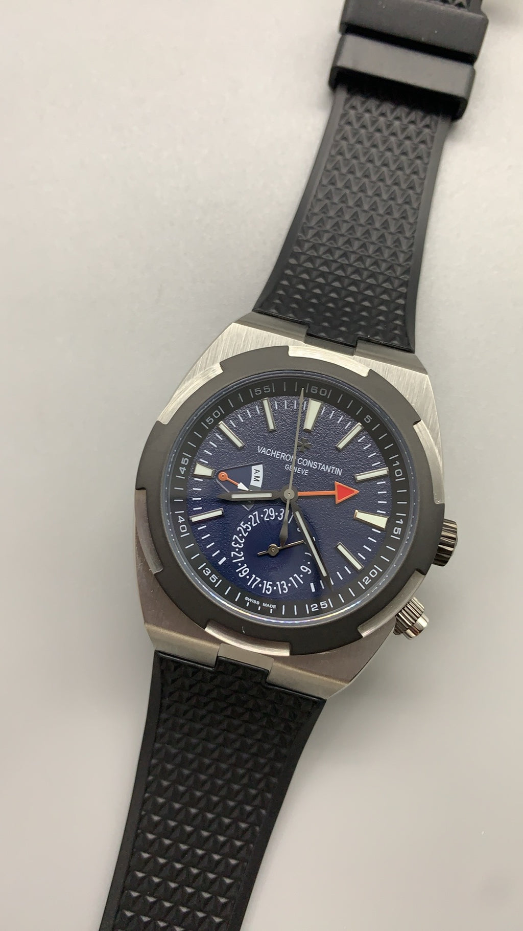 Vacheron Constantin Overseas Dual Time 7900V | 41MM | ตัวเรือนสแตนเลสสตีล | ฟังก์ชันเวลา 2 เขต | หน้าปัดสีน้ำเงิน | กลไกอัตโนมัติ Cal.5110 DT