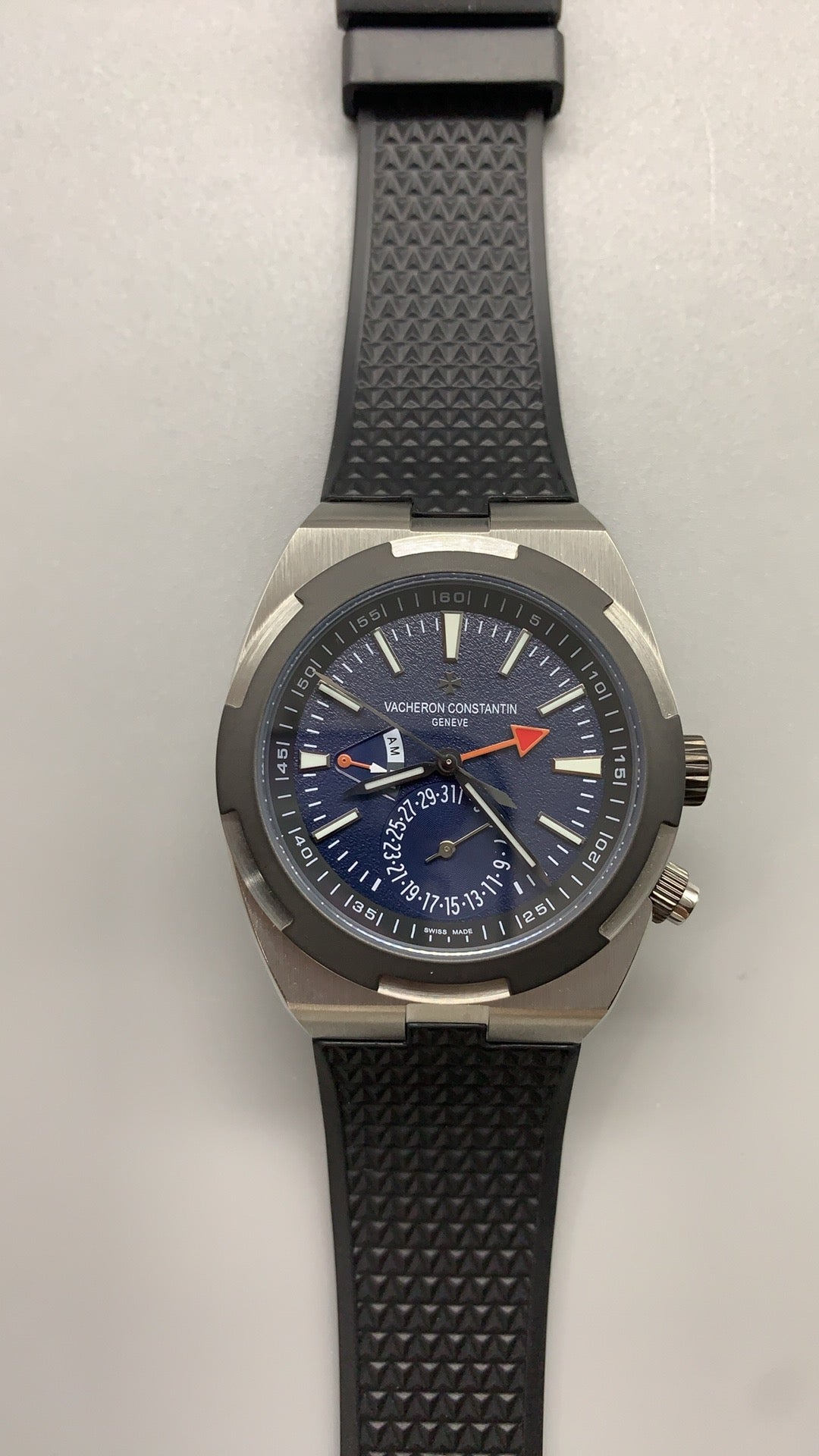 Vacheron Constantin Overseas Dual Time 7900V | 41MM | ตัวเรือนสแตนเลสสตีล | ฟังก์ชันเวลา 2 เขต | หน้าปัดสีน้ำเงิน | กลไกอัตโนมัติ Cal.5110 DT