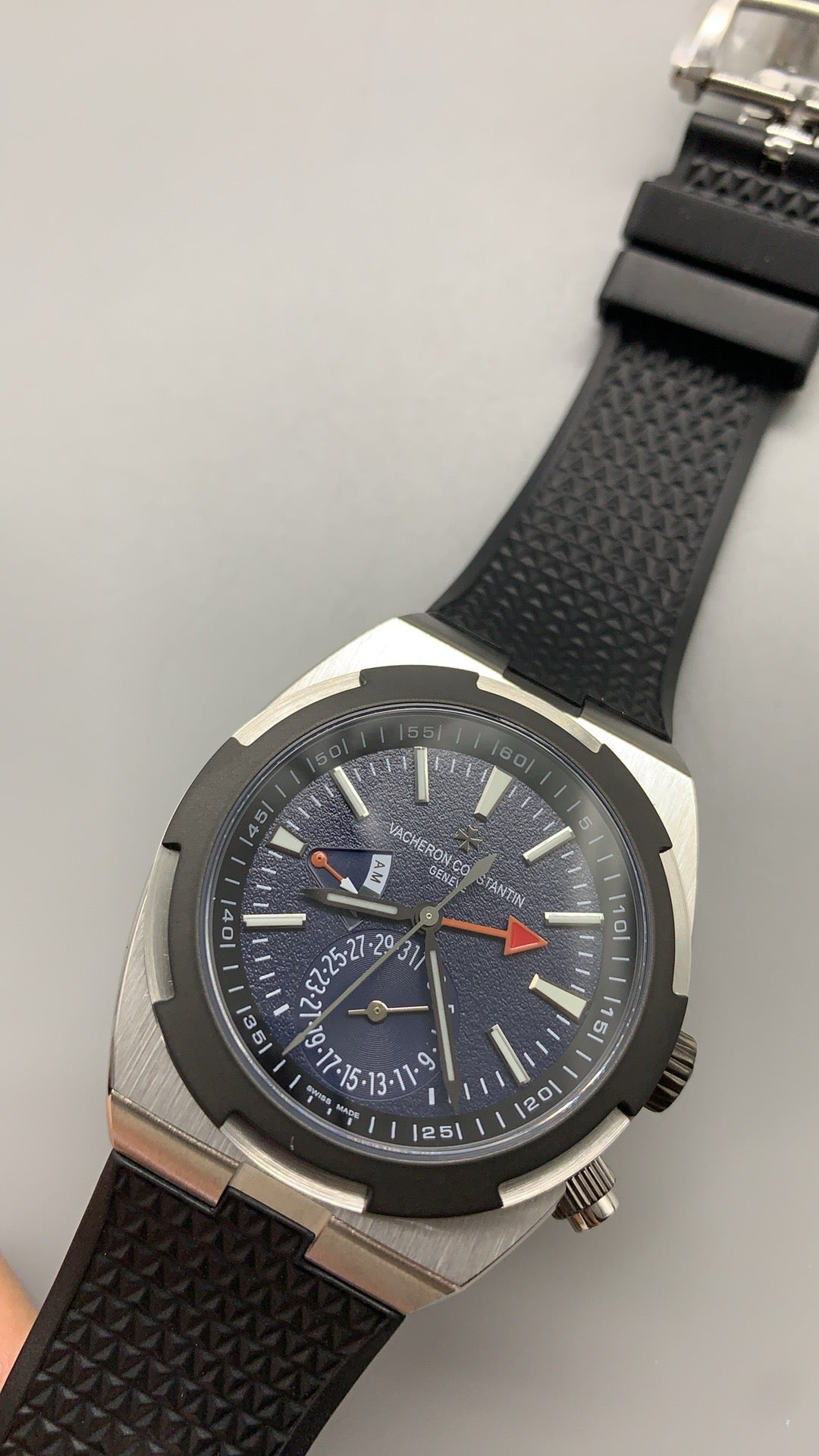 Vacheron Constantin Overseas Dual Time 7900V | 41MM | ตัวเรือนสแตนเลสสตีล | ฟังก์ชันเวลา 2 เขต | หน้าปัดสีน้ำเงิน | กลไกอัตโนมัติ Cal.5110 DT