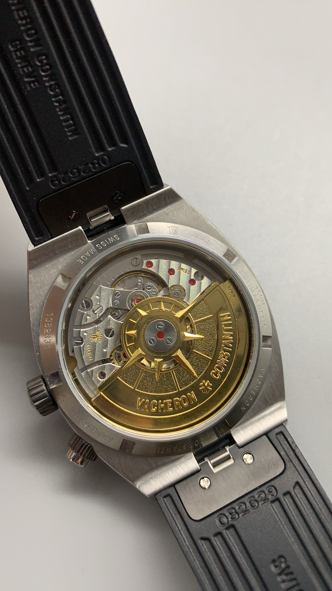 Vacheron Constantin Overseas Dual Time 7900V | 41MM | ตัวเรือนสแตนเลสสตีล | ฟังก์ชันเวลา 2 เขต | หน้าปัดสีน้ำเงิน | กลไกอัตโนมัติ Cal.5110 DT