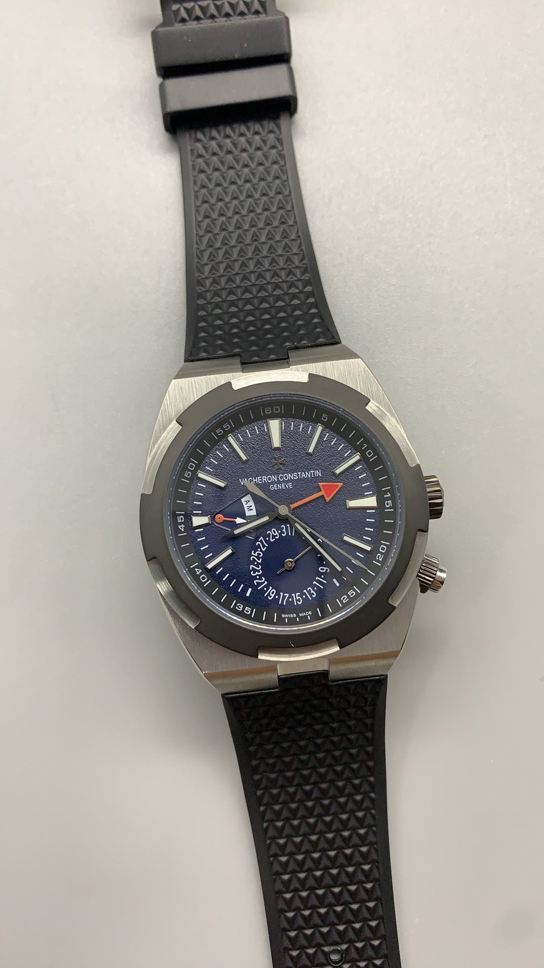 Vacheron Constantin Overseas Dual Time 7900V | 41MM | ตัวเรือนสแตนเลสสตีล | ฟังก์ชันเวลา 2 เขต | หน้าปัดสีน้ำเงิน | กลไกอัตโนมัติ Cal.5110 DT