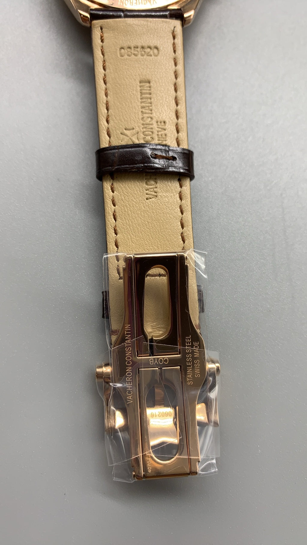 Vacheron Constantin Fiftysix Complete Calendar | 40MM | ตัวเรือนสแตนเลสสตีลเคลือบสีโรสโกลด์แบบ PVD | หน้าปัดสีเงิน | ปฏิทินเต็มรูปแบบ + ข้างขึ้นข้างแรม | กลไกอัตโนมัติ Cal.2460 QCL/1