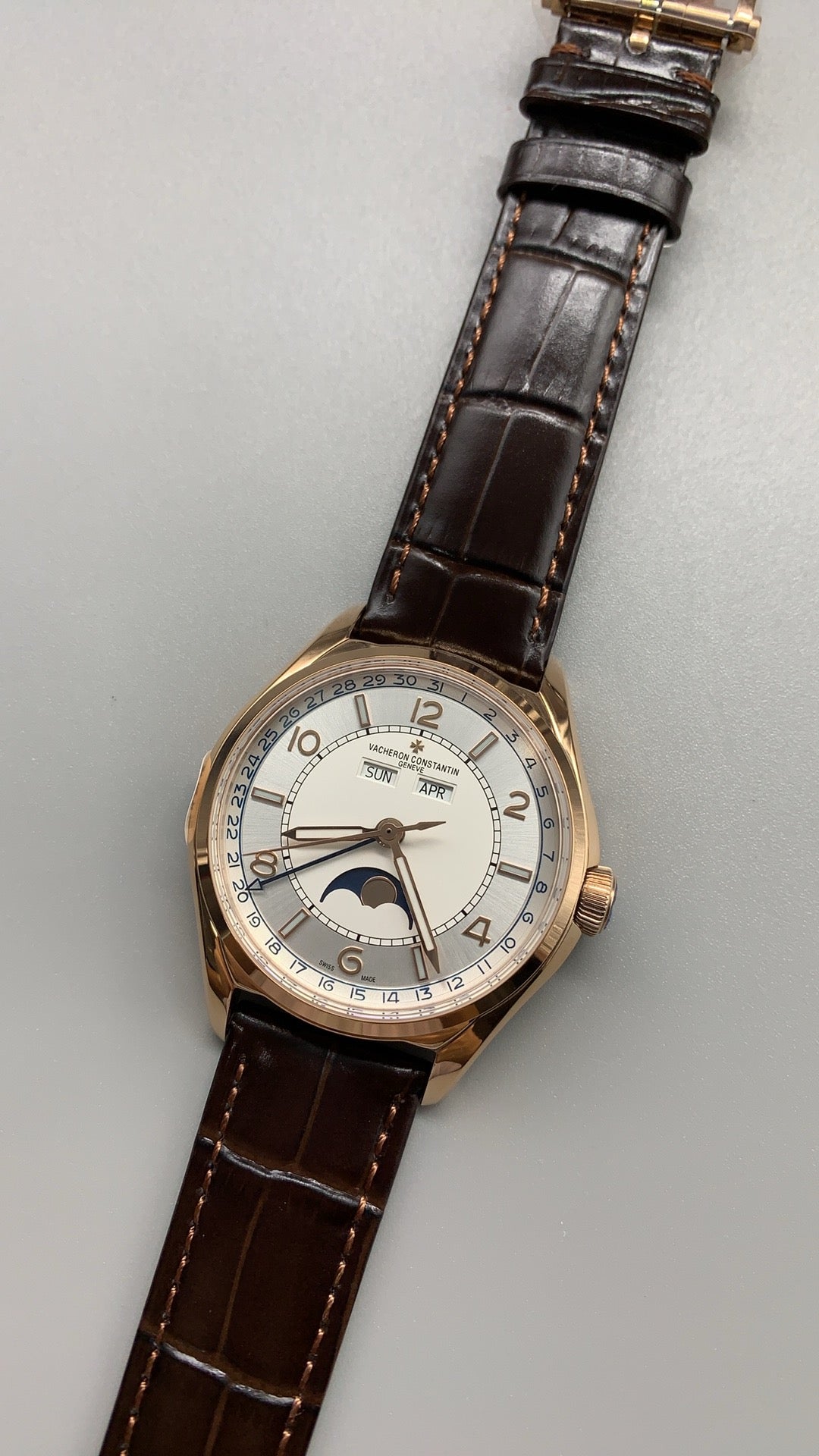 Vacheron Constantin Fiftysix Complete Calendar | 40MM | ตัวเรือนสแตนเลสสตีลเคลือบสีโรสโกลด์แบบ PVD | หน้าปัดสีเงิน | ปฏิทินเต็มรูปแบบ + ข้างขึ้นข้างแรม | กลไกอัตโนมัติ Cal.2460 QCL/1