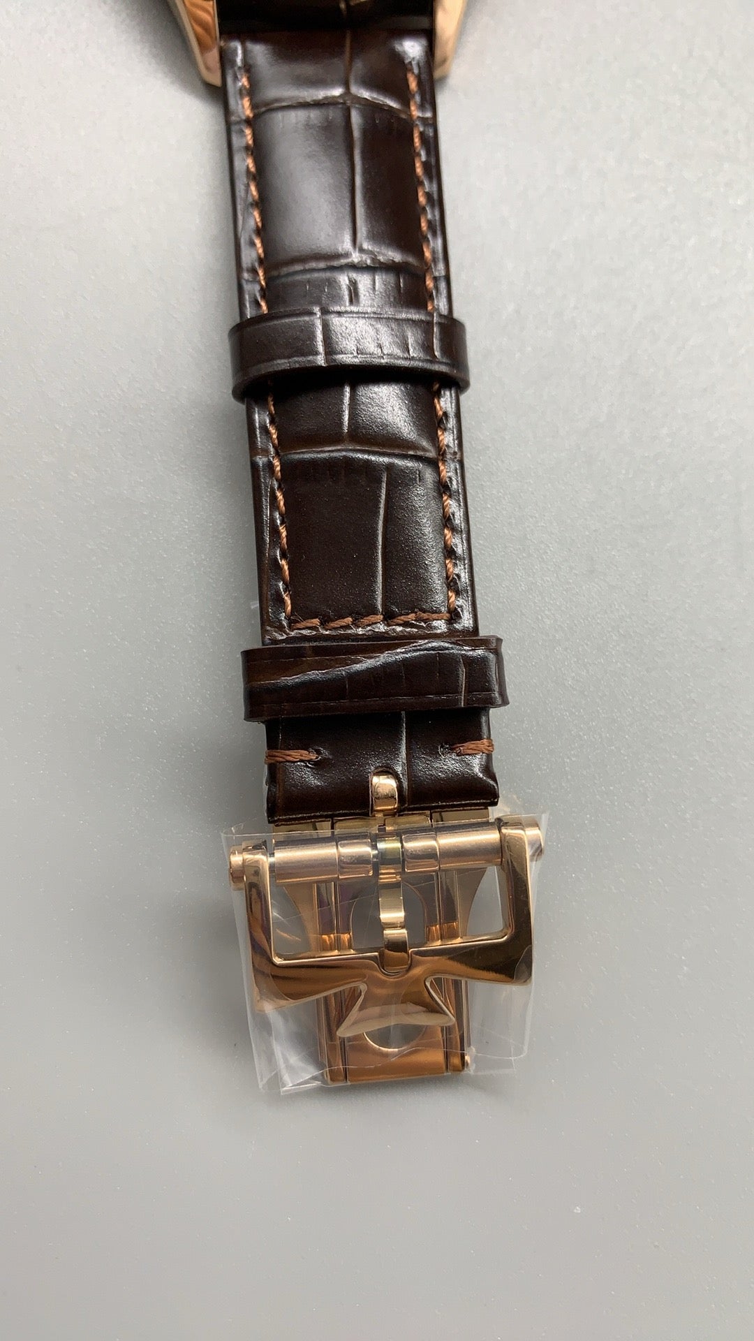 Vacheron Constantin Fiftysix Complete Calendar | 40MM | ตัวเรือนสแตนเลสสตีลเคลือบสีโรสโกลด์แบบ PVD | หน้าปัดสีเงิน | ปฏิทินเต็มรูปแบบ + ข้างขึ้นข้างแรม | กลไกอัตโนมัติ Cal.2460 QCL/1