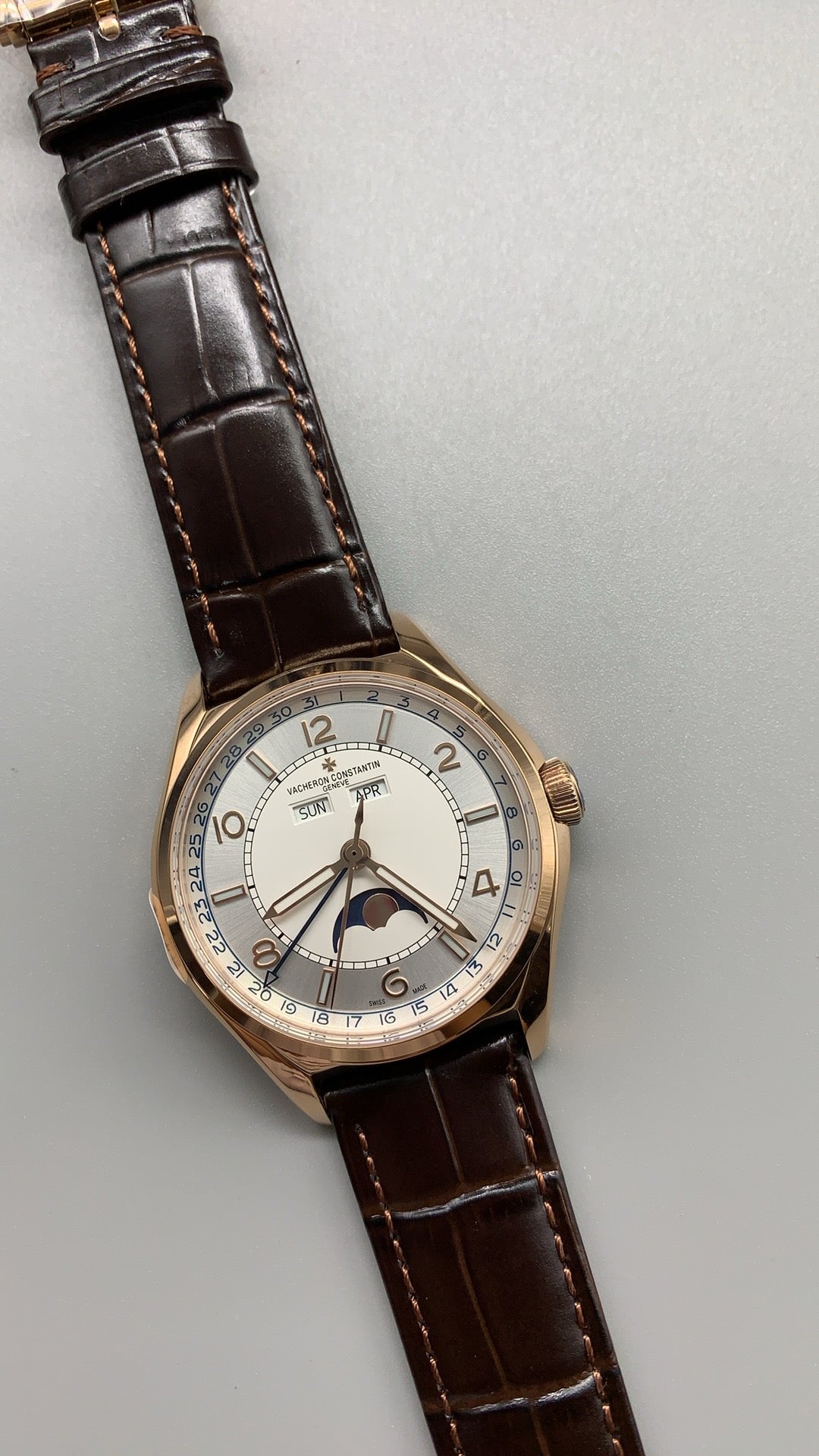 Vacheron Constantin Fiftysix Complete Calendar | 40MM | ตัวเรือนสแตนเลสสตีลเคลือบสีโรสโกลด์แบบ PVD | หน้าปัดสีเงิน | ปฏิทินเต็มรูปแบบ + ข้างขึ้นข้างแรม | กลไกอัตโนมัติ Cal.2460 QCL/1