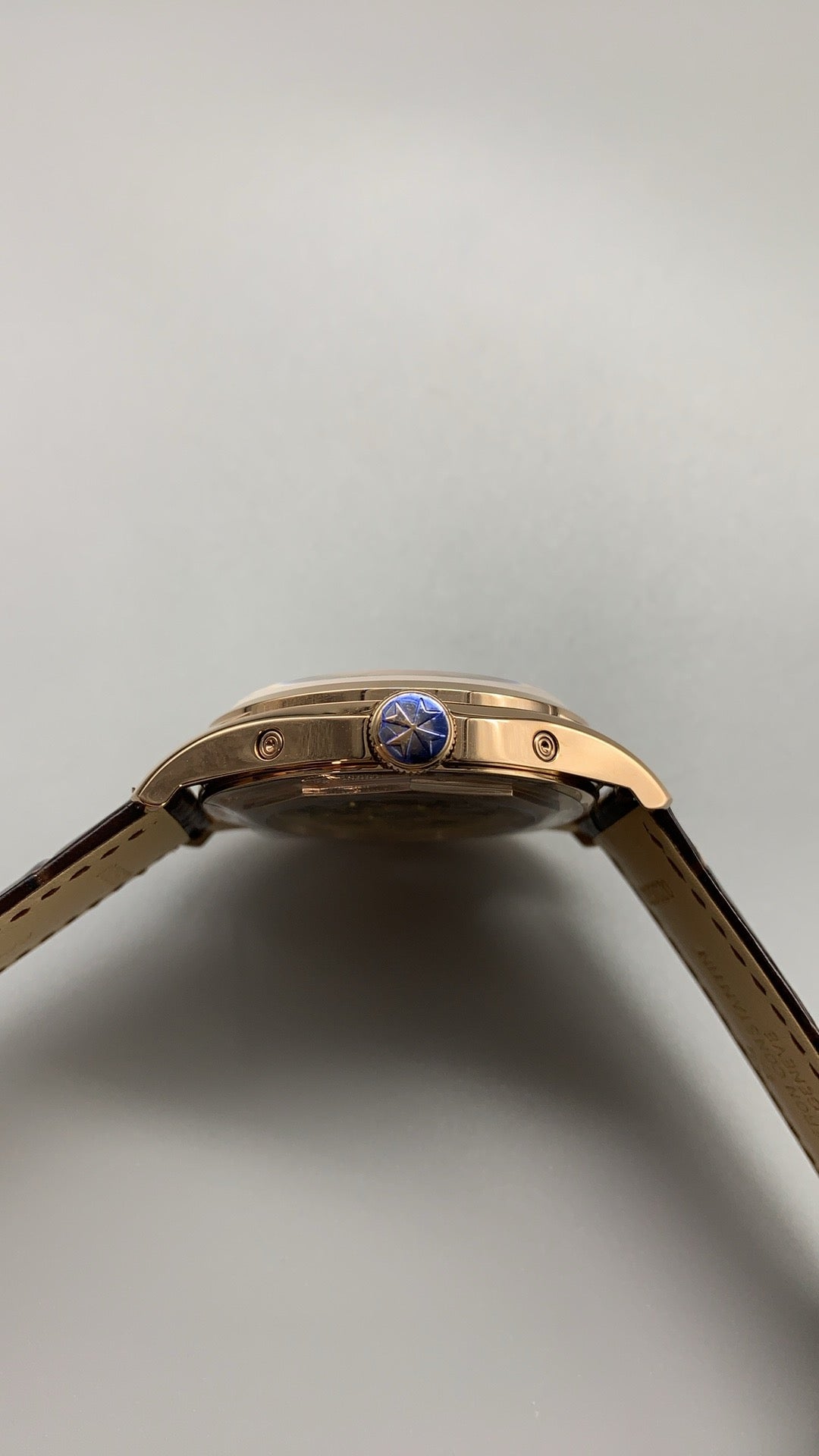 Vacheron Constantin Fiftysix Complete Calendar | 40MM | ตัวเรือนสแตนเลสสตีลเคลือบสีโรสโกลด์แบบ PVD | หน้าปัดสีเงิน | ปฏิทินเต็มรูปแบบ + ข้างขึ้นข้างแรม | กลไกอัตโนมัติ Cal.2460 QCL/1