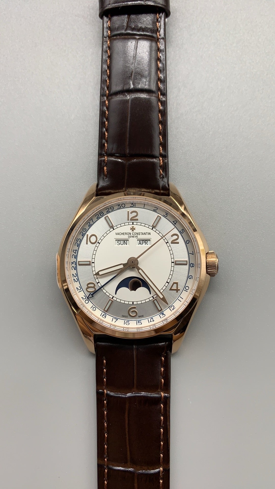 Vacheron Constantin Fiftysix Complete Calendar | 40MM | ตัวเรือนสแตนเลสสตีลเคลือบสีโรสโกลด์แบบ PVD | หน้าปัดสีเงิน | ปฏิทินเต็มรูปแบบ + ข้างขึ้นข้างแรม | กลไกอัตโนมัติ Cal.2460 QCL/1