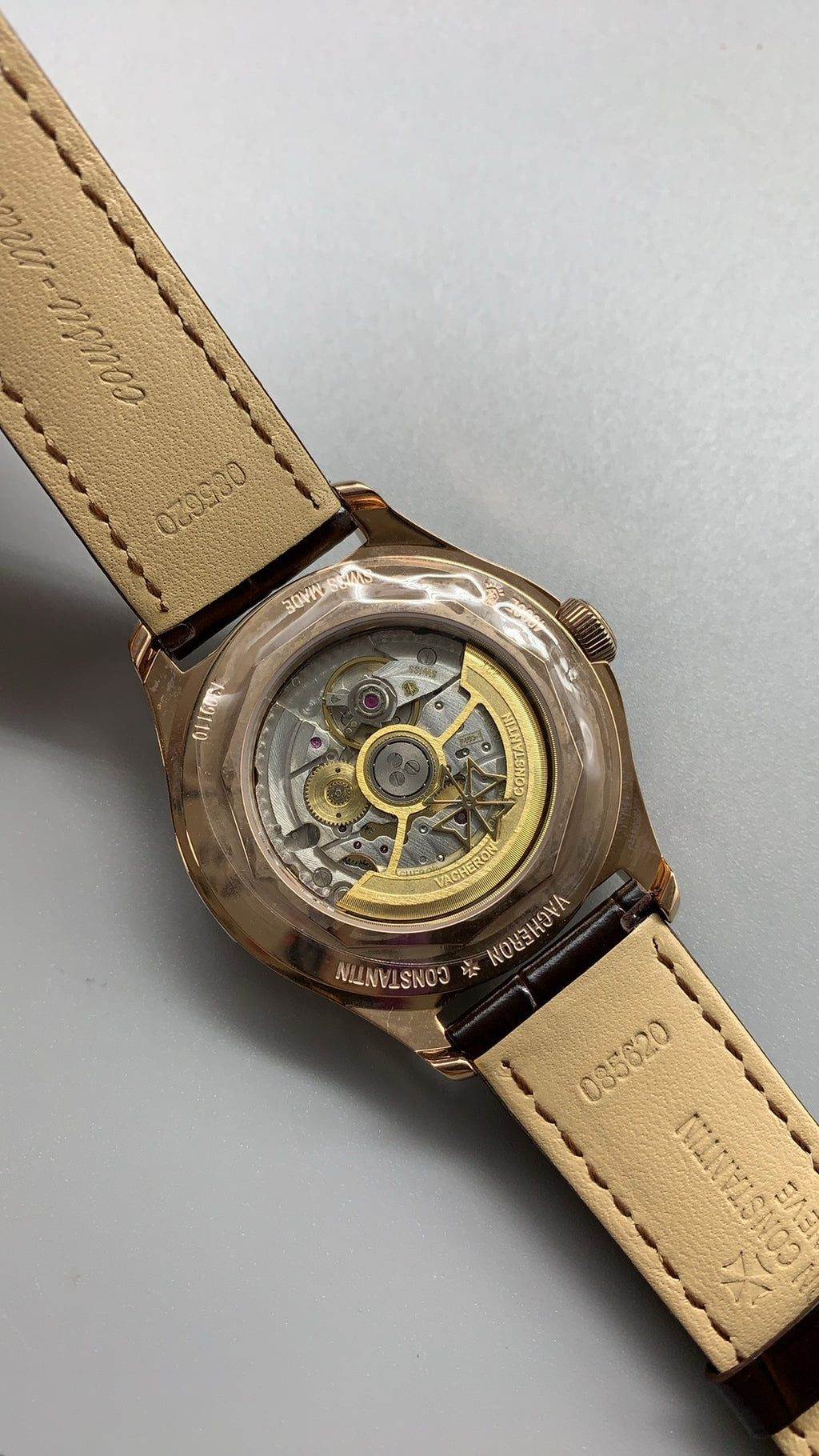 Vacheron Constantin Fiftysix Complete Calendar | 40MM | ตัวเรือนสแตนเลสสตีลเคลือบสีโรสโกลด์แบบ PVD | หน้าปัดสีเงิน | ปฏิทินเต็มรูปแบบ + ข้างขึ้นข้างแรม | กลไกอัตโนมัติ Cal.2460 QCL/1