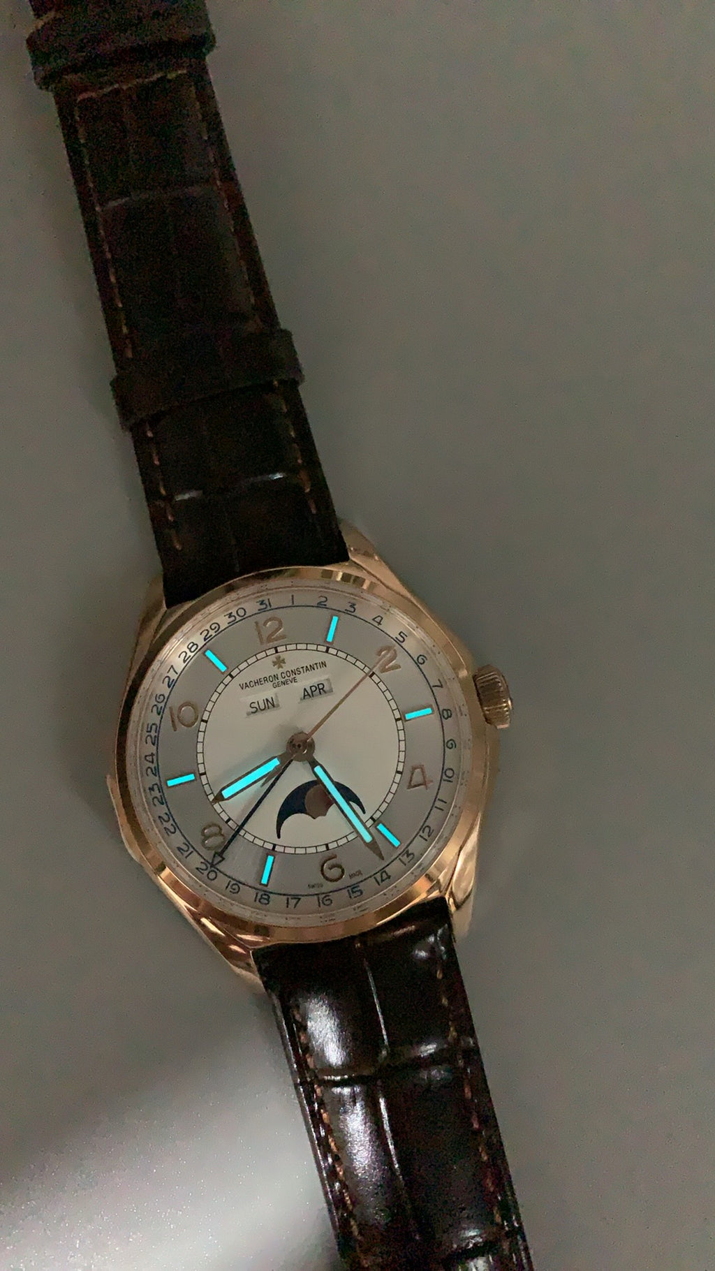 Vacheron Constantin Fiftysix Complete Calendar | 40MM | ตัวเรือนสแตนเลสสตีลเคลือบสีโรสโกลด์แบบ PVD | หน้าปัดสีเงิน | ปฏิทินเต็มรูปแบบ + ข้างขึ้นข้างแรม | กลไกอัตโนมัติ Cal.2460 QCL/1