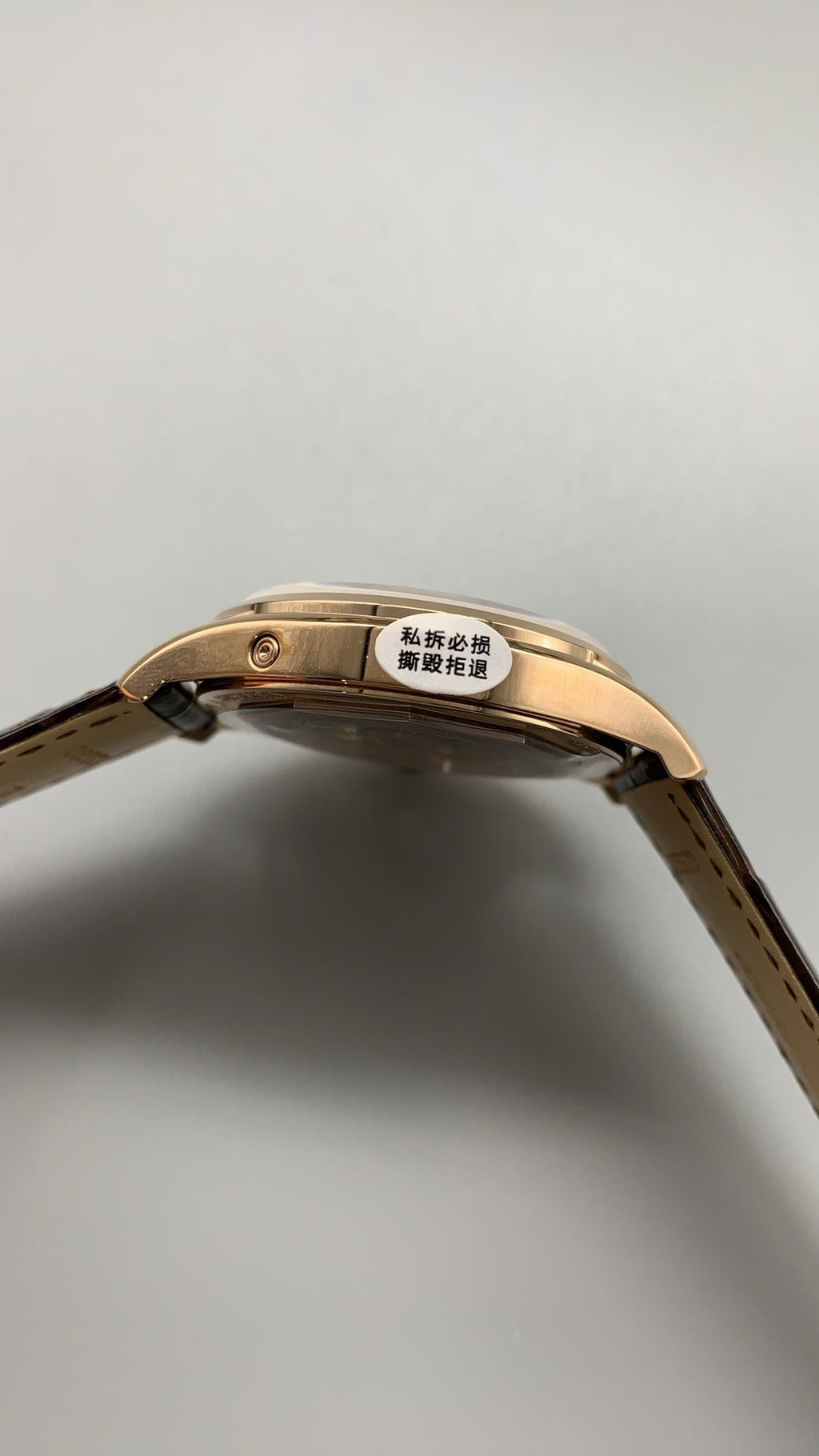 Vacheron Constantin Fiftysix Complete Calendar | 40MM | ตัวเรือนสแตนเลสสตีลเคลือบสีโรสโกลด์แบบ PVD | หน้าปัดสีเงิน | ปฏิทินเต็มรูปแบบ + ข้างขึ้นข้างแรม | กลไกอัตโนมัติ Cal.2460 QCL/1