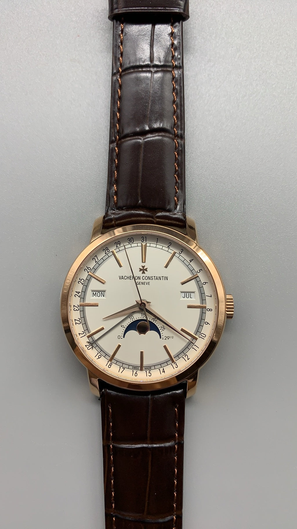 Vacheron Constantin Patrimony Complete Calendar | 41MM | ตัวเรือนสแตนเลสสตีลเคลือบสีโรสโกลด์แบบ PVD | หน้าปัดสีครีม | ปฏิทินเต็มรูปแบบ + ข้างขึ้นข้างแรม | กลไกอัตโนมัติ Cal.2460 QCL