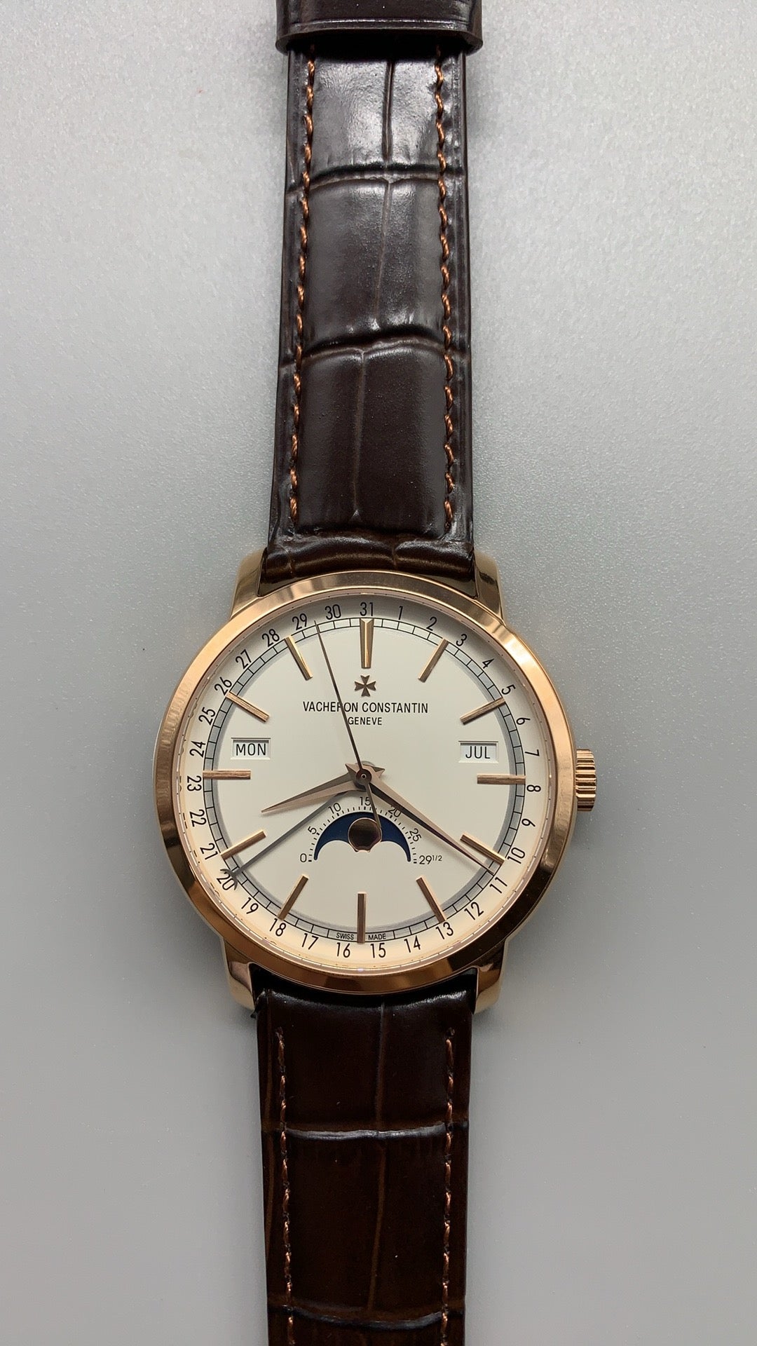 Vacheron Constantin Patrimony Complete Calendar | 41MM | ตัวเรือนสแตนเลสสตีลเคลือบสีโรสโกลด์แบบ PVD | หน้าปัดสีครีม | ปฏิทินเต็มรูปแบบ + ข้างขึ้นข้างแรม | กลไกอัตโนมัติ Cal.2460 QCL