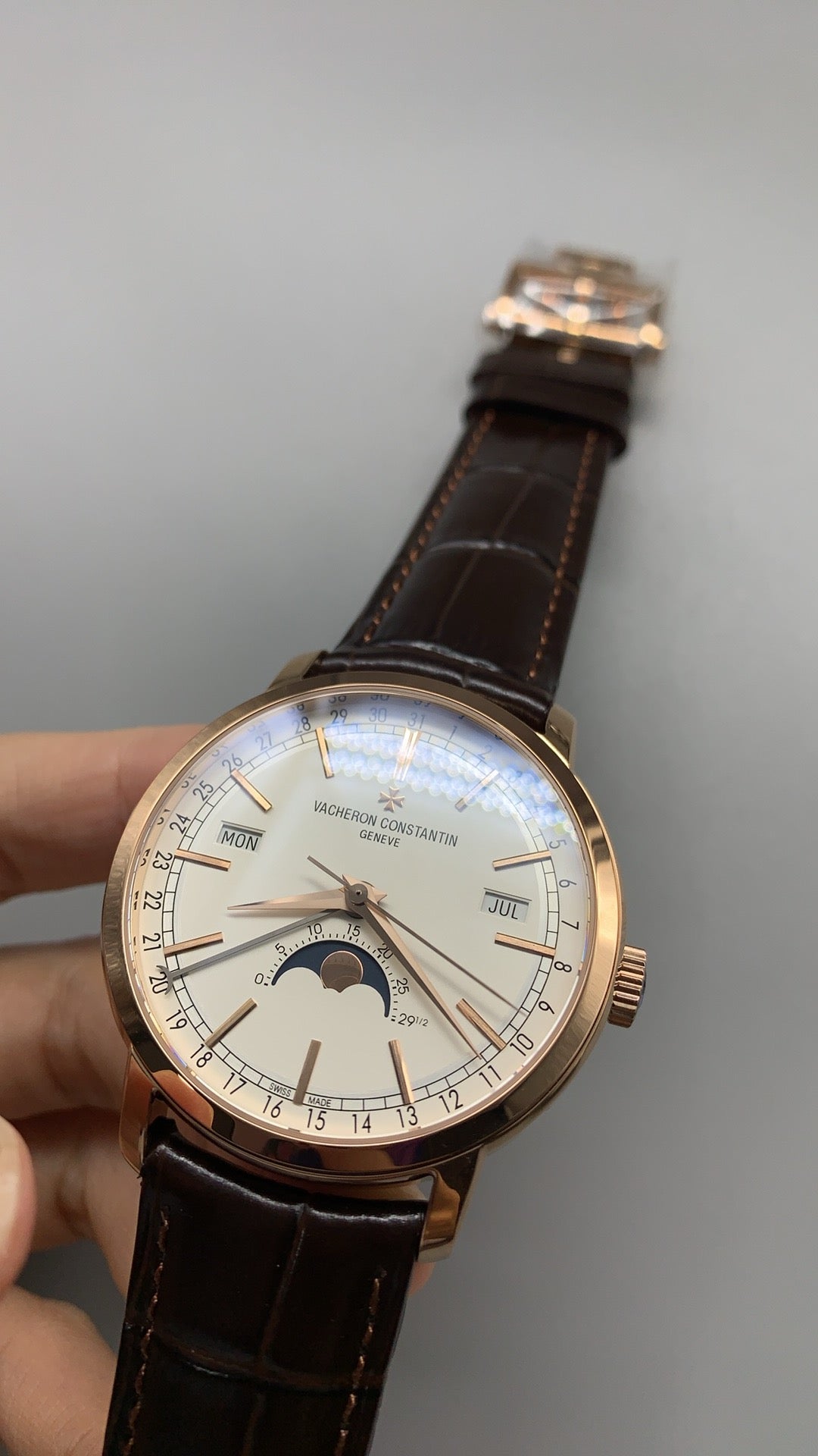 Vacheron Constantin Patrimony Complete Calendar | 41MM | ตัวเรือนสแตนเลสสตีลเคลือบสีโรสโกลด์แบบ PVD | หน้าปัดสีครีม | ปฏิทินเต็มรูปแบบ + ข้างขึ้นข้างแรม | กลไกอัตโนมัติ Cal.2460 QCL