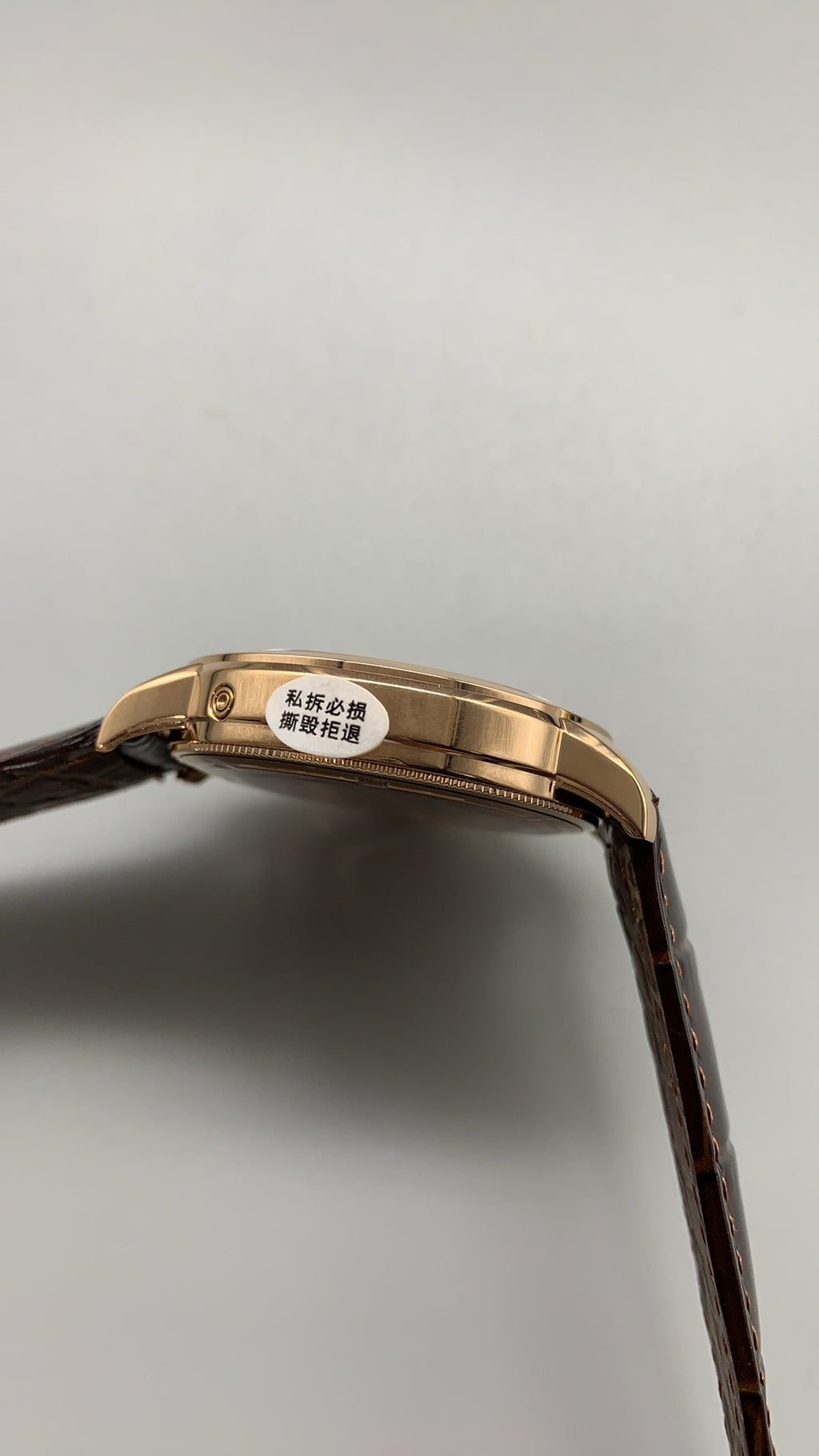 Vacheron Constantin Patrimony Complete Calendar | 41MM | ตัวเรือนสแตนเลสสตีลเคลือบสีโรสโกลด์แบบ PVD | หน้าปัดสีครีม | ปฏิทินเต็มรูปแบบ + ข้างขึ้นข้างแรม | กลไกอัตโนมัติ Cal.2460 QCL