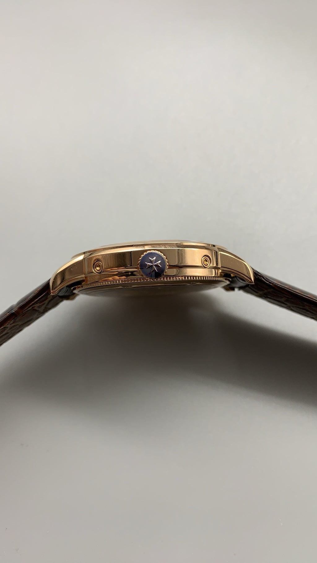 Vacheron Constantin Patrimony Complete Calendar | 41MM | ตัวเรือนสแตนเลสสตีลเคลือบสีโรสโกลด์แบบ PVD | หน้าปัดสีครีม | ปฏิทินเต็มรูปแบบ + ข้างขึ้นข้างแรม | กลไกอัตโนมัติ Cal.2460 QCL