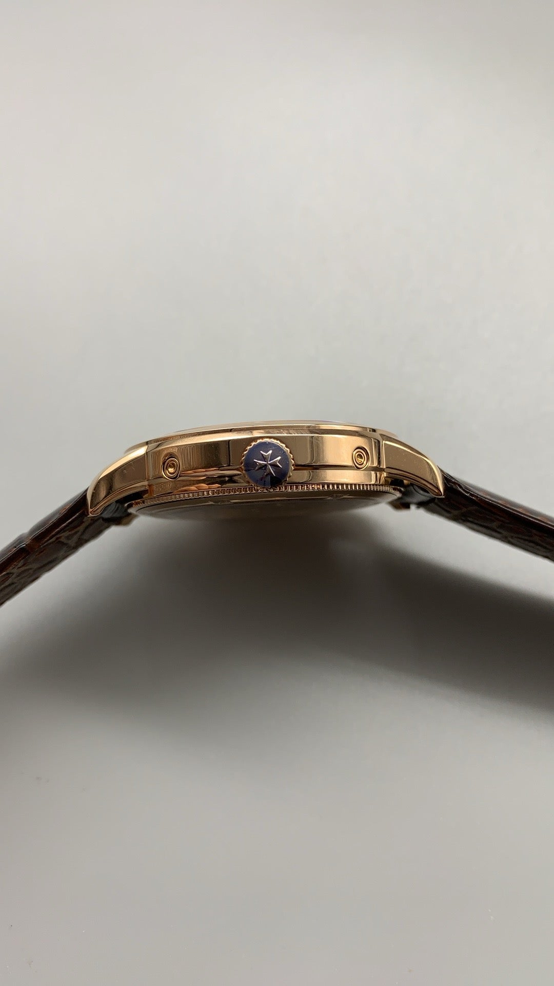 Vacheron Constantin Patrimony Complete Calendar | 41MM | ตัวเรือนสแตนเลสสตีลเคลือบสีโรสโกลด์แบบ PVD | หน้าปัดสีครีม | ปฏิทินเต็มรูปแบบ + ข้างขึ้นข้างแรม | กลไกอัตโนมัติ Cal.2460 QCL