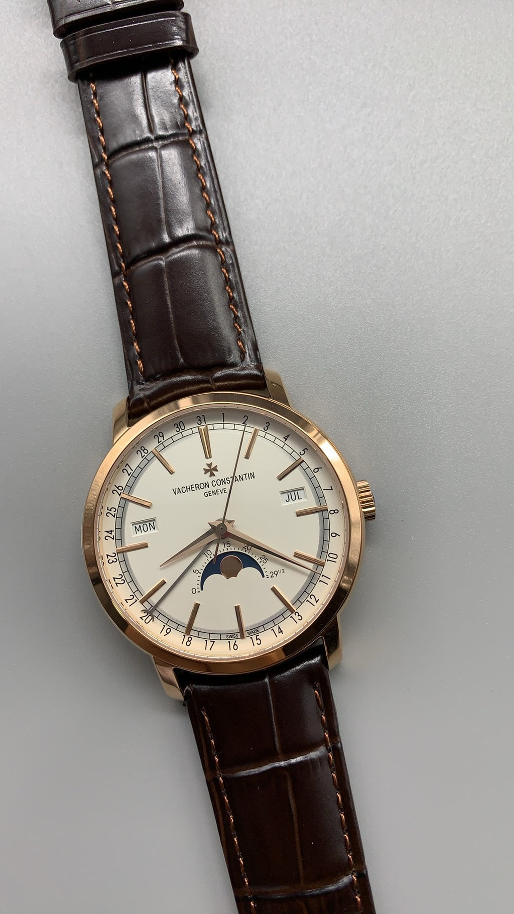 Vacheron Constantin Patrimony Complete Calendar | 41MM | ตัวเรือนสแตนเลสสตีลเคลือบสีโรสโกลด์แบบ PVD | หน้าปัดสีครีม | ปฏิทินเต็มรูปแบบ + ข้างขึ้นข้างแรม | กลไกอัตโนมัติ Cal.2460 QCL