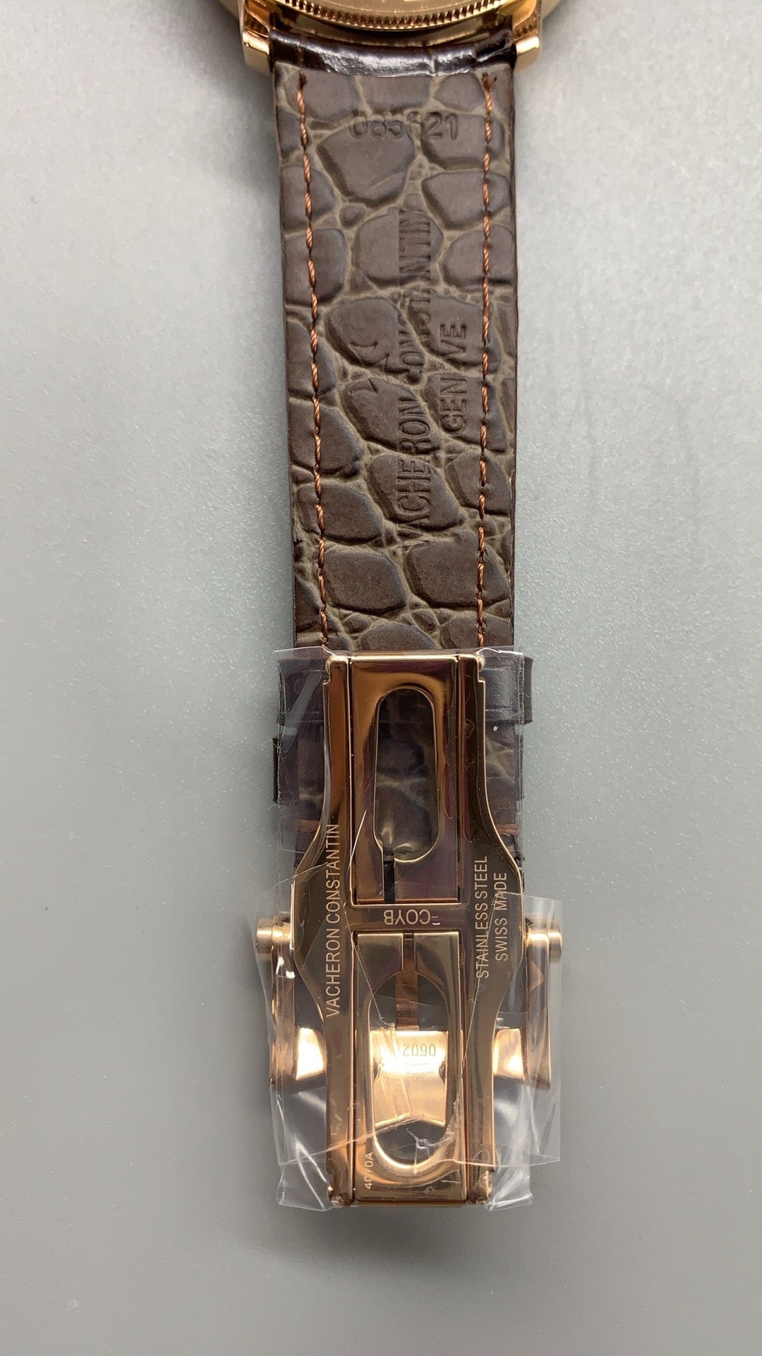 Vacheron Constantin Patrimony Complete Calendar | 41MM | ตัวเรือนสแตนเลสสตีลเคลือบสีโรสโกลด์แบบ PVD | หน้าปัดสีครีม | ปฏิทินเต็มรูปแบบ + ข้างขึ้นข้างแรม | กลไกอัตโนมัติ Cal.2460 QCL