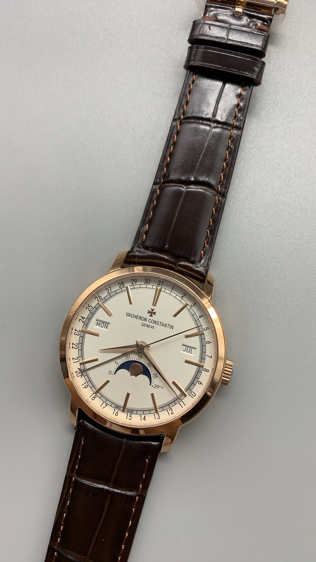 Vacheron Constantin Patrimony Complete Calendar | 41MM | ตัวเรือนสแตนเลสสตีลเคลือบสีโรสโกลด์แบบ PVD | หน้าปัดสีครีม | ปฏิทินเต็มรูปแบบ + ข้างขึ้นข้างแรม | กลไกอัตโนมัติ Cal.2460 QCL