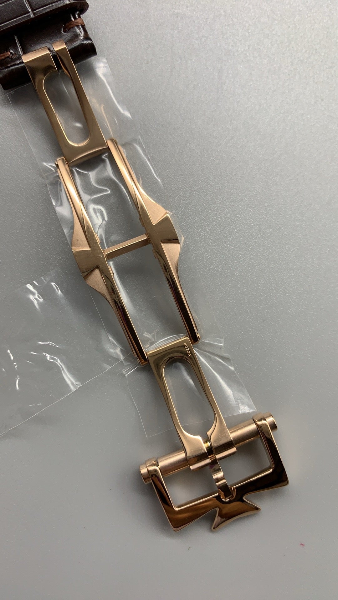 Vacheron Constantin Patrimony Complete Calendar | 41MM | ตัวเรือนสแตนเลสสตีลเคลือบสีโรสโกลด์แบบ PVD | หน้าปัดสีครีม | ปฏิทินเต็มรูปแบบ + ข้างขึ้นข้างแรม | กลไกอัตโนมัติ Cal.2460 QCL