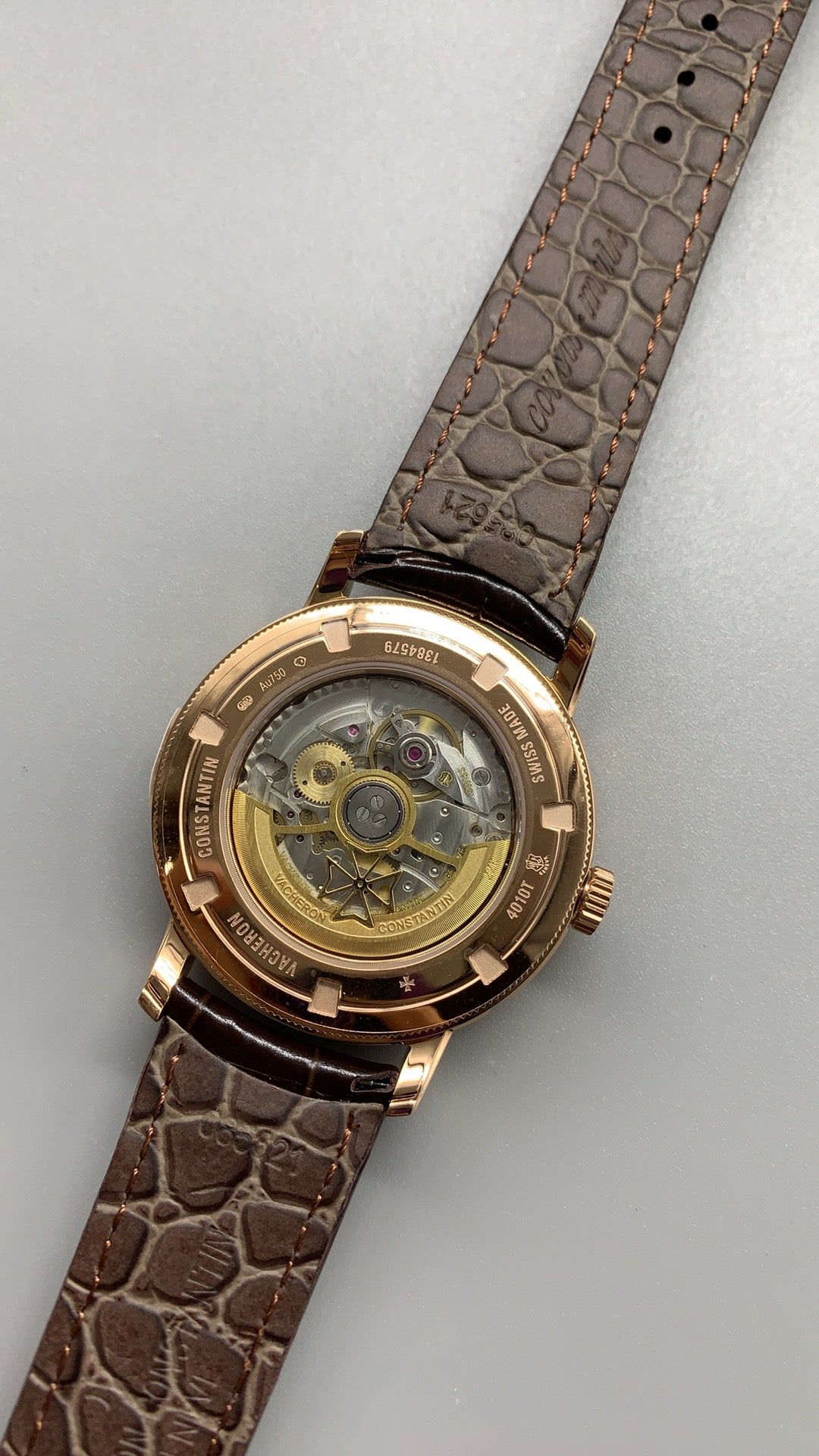 Vacheron Constantin Patrimony Complete Calendar | 41MM | ตัวเรือนสแตนเลสสตีลเคลือบสีโรสโกลด์แบบ PVD | หน้าปัดสีครีม | ปฏิทินเต็มรูปแบบ + ข้างขึ้นข้างแรม | กลไกอัตโนมัติ Cal.2460 QCL