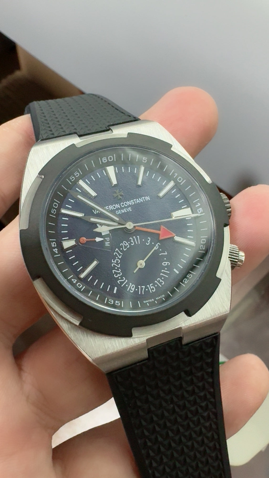 Vacheron Constantin Overseas Dual Time 7900V | 41MM | ตัวเรือนสแตนเลสสตีล | ฟังก์ชันเวลา 2 เขต | หน้าปัดสีน้ำเงิน | กลไกอัตโนมัติ Cal.5110 DT