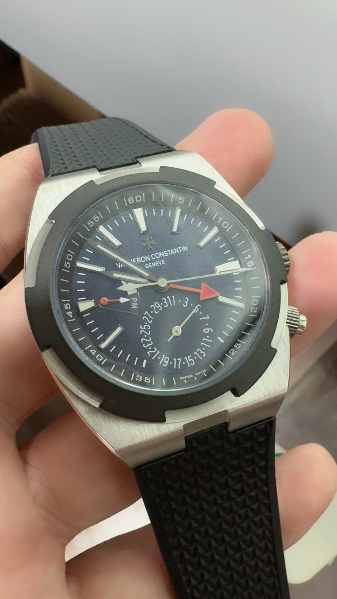 Vacheron Constantin Overseas Dual Time 7900V | 41MM | ตัวเรือนสแตนเลสสตีล | ฟังก์ชันเวลา 2 เขต | หน้าปัดสีน้ำเงิน | กลไกอัตโนมัติ Cal.5110 DT